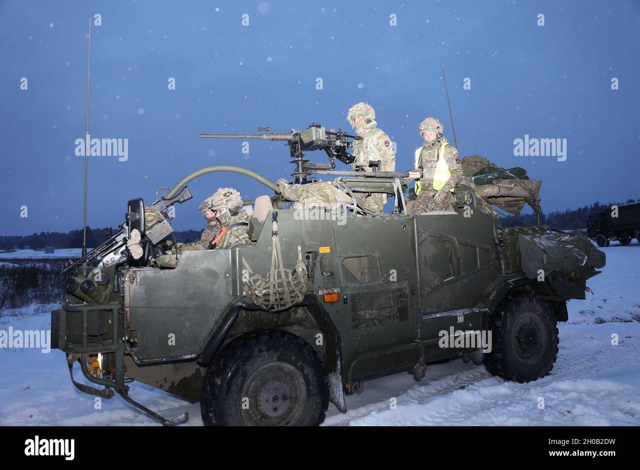 Les troupes de Cassino britanniques du groupement tactique de présence avancée renforcée Pologne se préparent à entrer dans le cours opérateur d'armes de plate-forme de l'aire de répartition sur une aire couverte de neige le 14 janvier 2021, dans la zone d'entraînement de Bemowo Piskie. Banque D'Images