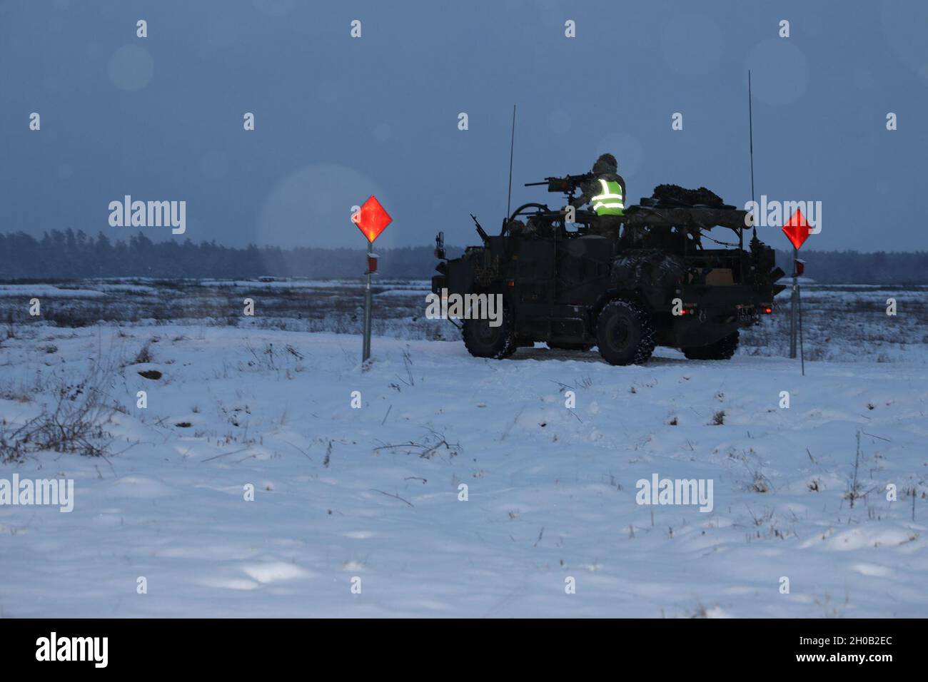 Les troupes de Cassino britanniques du groupement tactique de présence avancée renforcée Pologne se préparent à se rendre sur une aire de tir lors d'un cours d'opérateur d'armes à plate-forme sur une aire couverte de neige le 14 janvier 2021, dans la zone d'entraînement de Bemowo Piskie. Banque D'Images