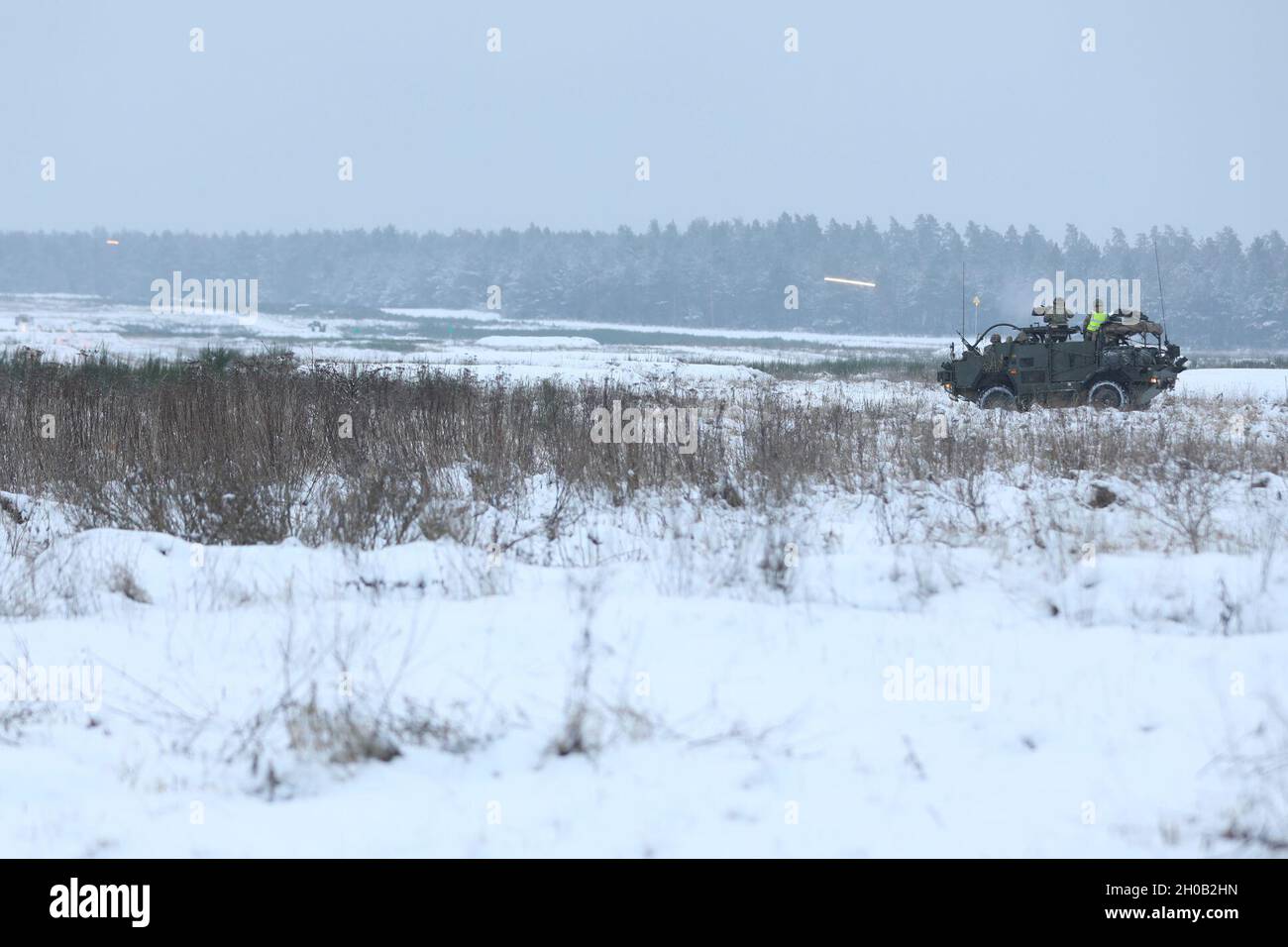 Tracer a des mouches rondes de 0,50 cal. Tandis que les troupes de Cassino britanniques du groupe de combat de présence avancée amélioré Pologne ont tiré vers le bas de portée lors d'un cours opérateur d'armes à plate-forme sur une aire couverte de neige le 14 janvier 2021, dans la zone d'entraînement de Bemowo Piskie. Banque D'Images