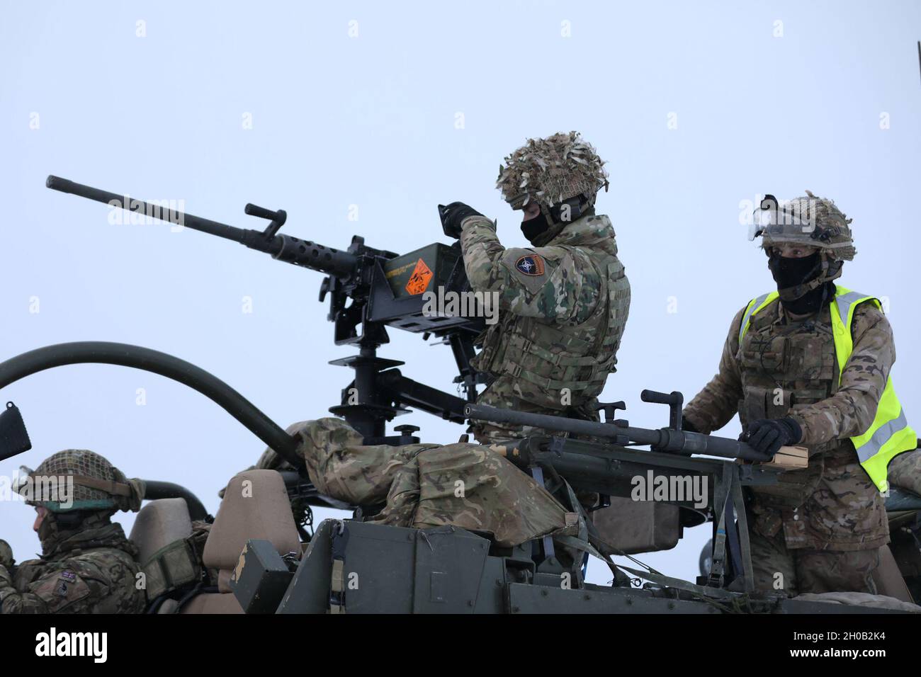 Les troupes de Cassino britanniques du groupement tactique de présence avancée renforcée Pologne se préparent à tirer au cours d'un cours d'opérateur d'armes à plate-forme sur une aire couverte de neige le 14 janvier 2021, dans la zone d'entraînement de Bemowo Piskie. Banque D'Images