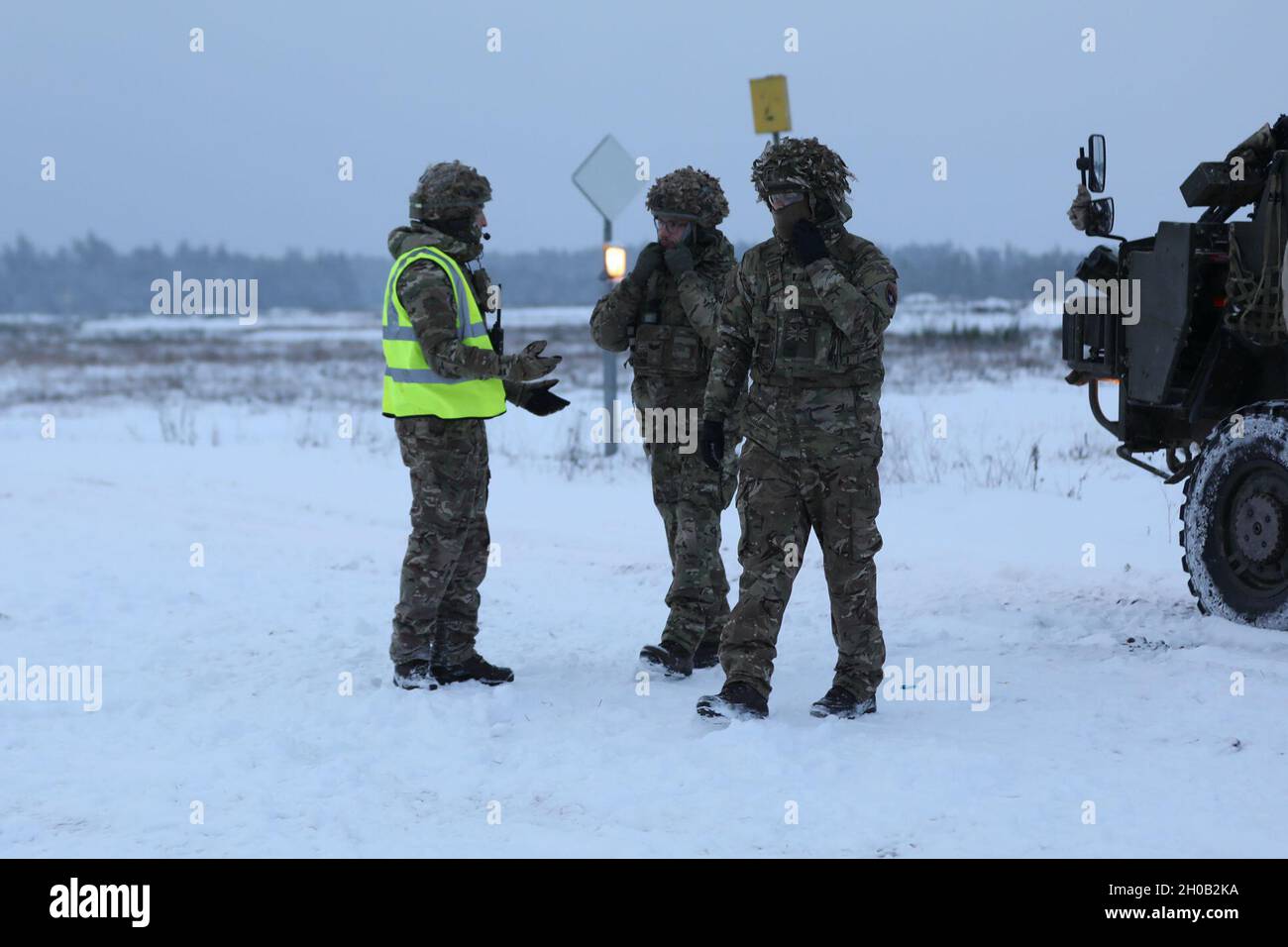 Les troopeurs Cassino du groupement tactique de présence avancée renforcée Pologne se préparent à entrer dans le champ de tir lors d'un stage d'opérateur d'armes à plateforme le 14 janvier 2021, dans la zone d'entraînement de Bemowo Piskie. Banque D'Images