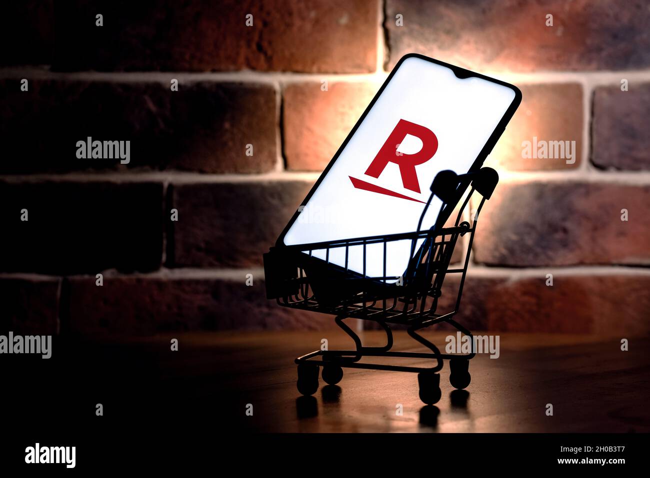 Rakuten Group est une entreprise japonaise de commerce électronique et de vente au détail en ligne.Smartphone avec logo Rakuten à l'écran dans le panier. Banque D'Images