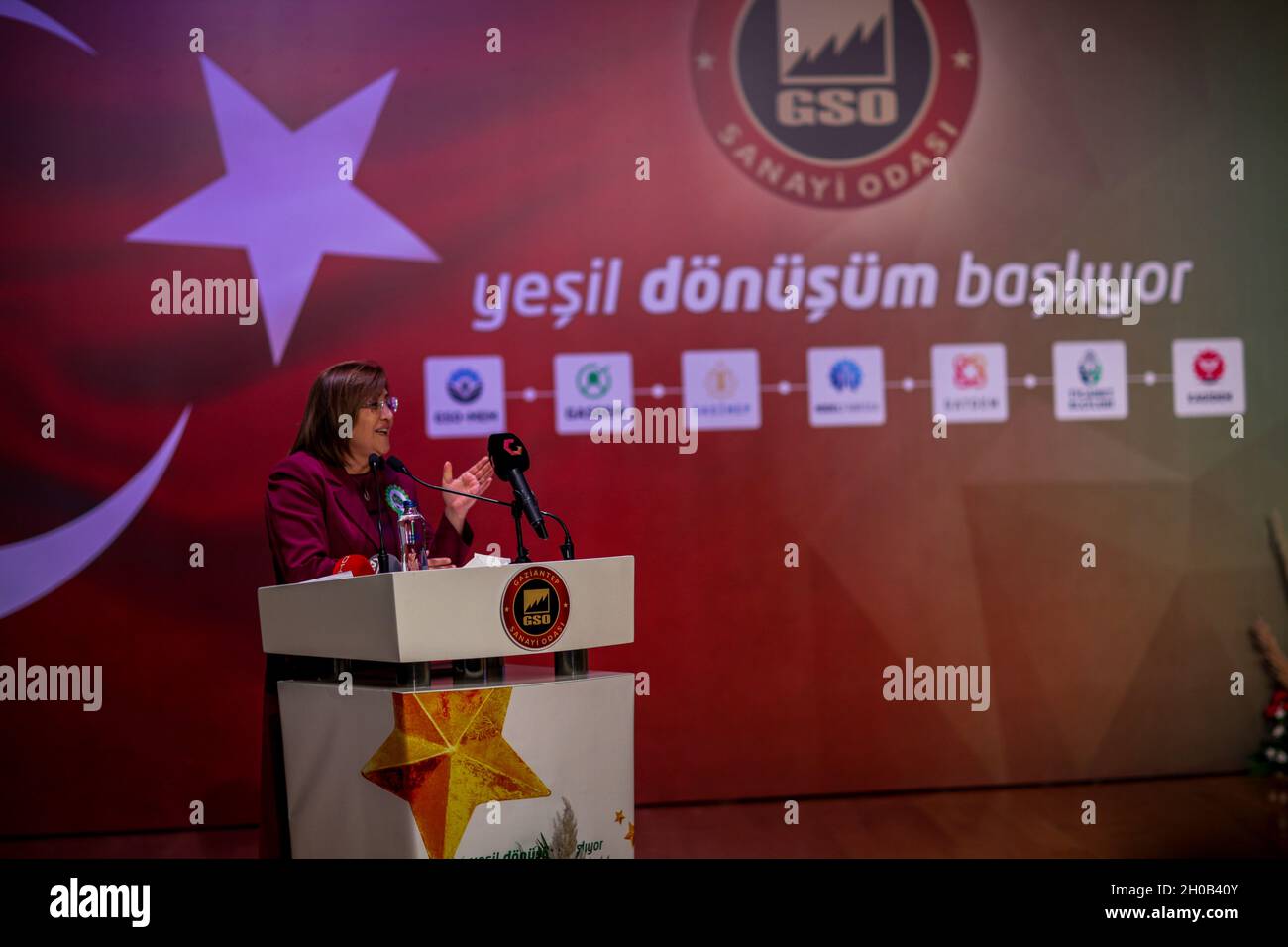 Gaziantep, Anatolie du Sud-est, Turquie.6 octobre 2021.Gaziantep, Turquie.06 octobre 2021.Fatma Sahin, maire de la municipalité métropolitaine de Gaziantep, prononce un discours lors de la cérémonie de remise des étoiles de Gaziantep, dans la ville turque de Gaziantep.Des personnalités éminentes, dont le président de l'Union des chambres et des échanges de marchandises de Turquie (TOBB), Rifat HisarcıklıoÄŸlu, le gouverneur de Gaziantep, Davut Gul, et le président de la Chambre d'industrie de Gaziantep, Adnan Unverdi, ont assisté à la cérémonie.Au cours de la cérémonie, organisée par la Chambre d'Industrie de Gaziantep, des entreprises prospères jouant un vit Banque D'Images