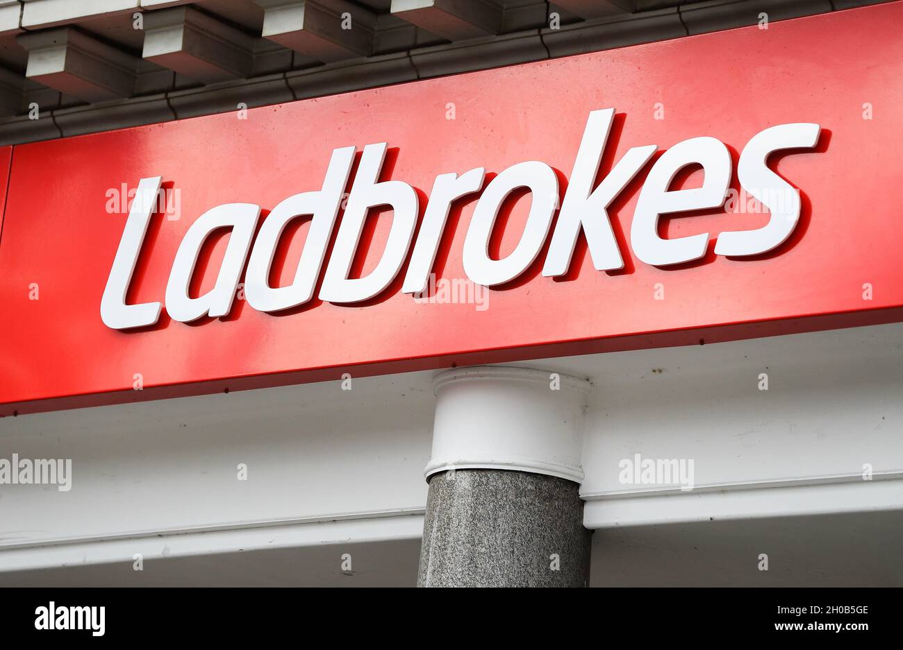 Photo du dossier datée du 11/9/2020 de la signalisation pour un magasin Ladbrokes dans le centre-ville de Nottingham.LadbrokesÕ la société mère Entain a déclaré que les revenus des trois derniers mois ont été stimulés par la croissance continue en ligne et l'amélioration de ses boutiques de Paris au Royaume-Uni, dans une mise à jour des semaines après une approche de prise de contrôle.Le mois dernier, la société, qui possède également la marque de Paris Coral, a fait l'objet d'une approche d'environ 16 milliards de livres sterling de la part de son rival américain, le rapporteur pour avis, les Rois.Date de publication : le mardi 12 octobre 2021. Banque D'Images