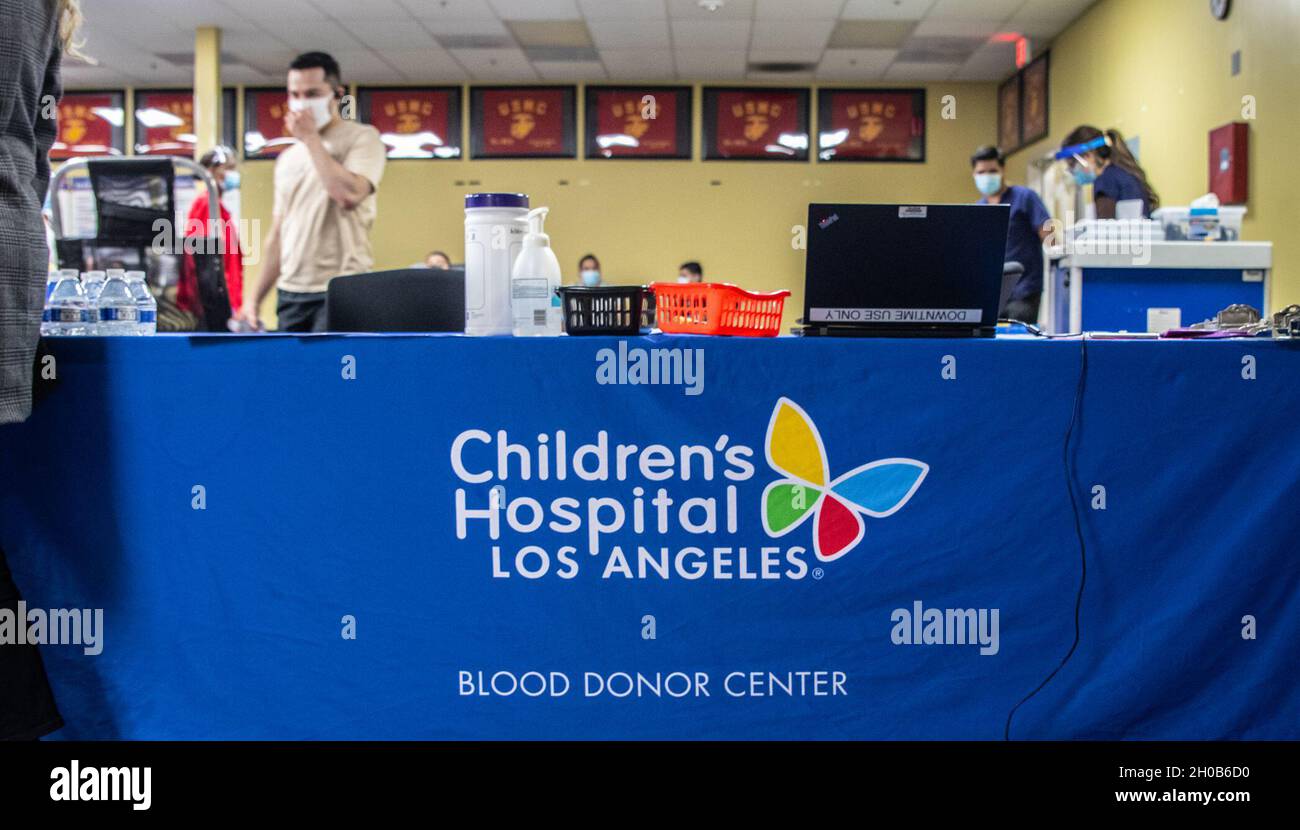 Les Marines des États-Unis avec Recruiting Station Riverside, 12e Marine corps District, ont organisé une promenade de sang avec Children's Hospital Los Angeles à la base aérienne de la réserve de mars, Californie, le 15 janvier 2021.Cette année, les banques de sang locales ont connu une diminution importante des dons en raison de la pandémie COVID-19, ce qui rend les dons de sang extrêmement importants pour nos collectivités. Banque D'Images