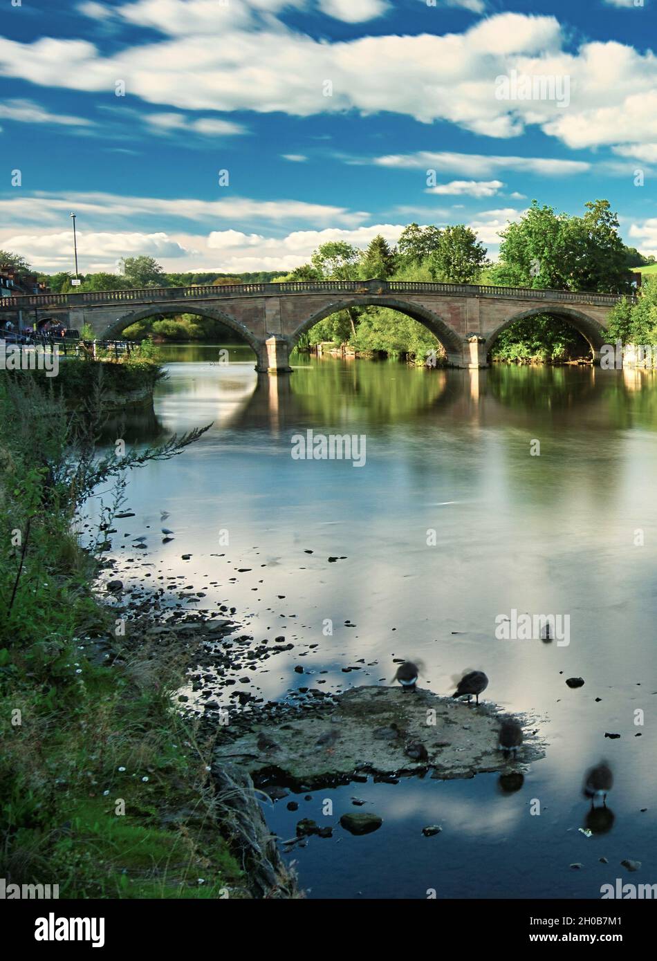 Plan vertical du pont de Bewdley au-dessus de la rivière Severn avec une longue exposition au Royaume-Uni Banque D'Images