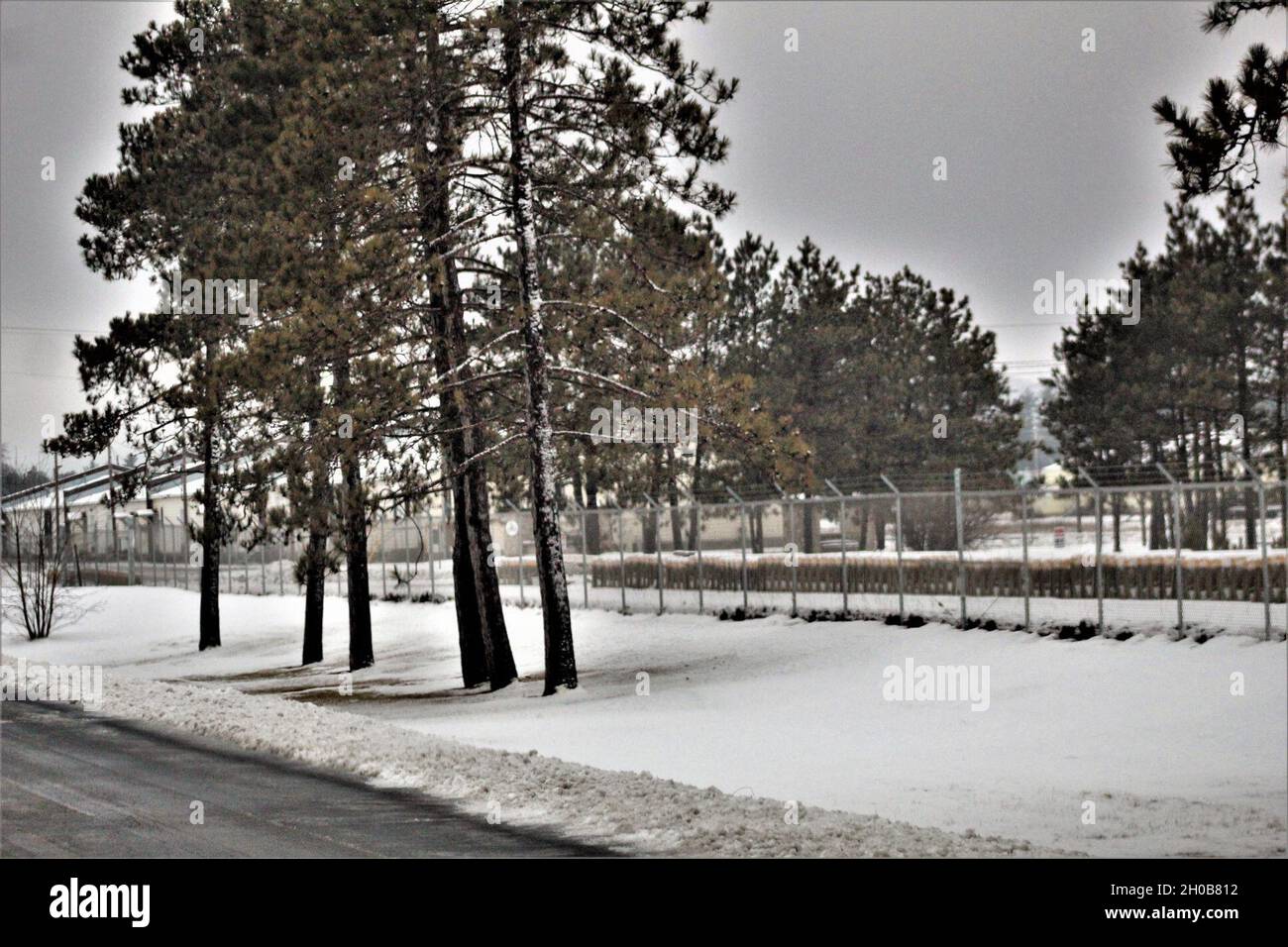 Une route de la zone d'entraînement est présentée le 15 janvier 2021, après une neige fraîche à fort McCoy, Wisconsin. Fort McCoy et Monroe County, Wisconsin, en moyenne 42 pouces de neige chaque année.Du début à la mi-janvier 2021, l'installation a reçu près d'un pied de neige.Situé au cœur du Midwest supérieur, fort McCoy est la seule installation de l'armée américaine dans le Wisconsin.L'installation a fourni un soutien et des installations pour la formation sur le terrain et en classe de plus de 100,000 militaires de tous les services presque chaque année depuis 1984.Pour en savoir plus sur fort McCoy, visitez https://home.army.mil/mccoy, sur Facebook b Banque D'Images