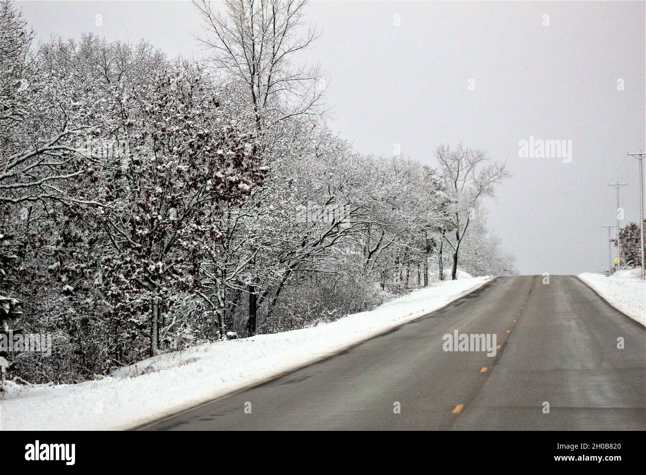 Une route de la zone d'entraînement est présentée le 15 janvier 2021, après une neige fraîche à fort McCoy, Wisconsin. Fort McCoy et Monroe County, Wisconsin, en moyenne 42 pouces de neige chaque année.Du début à la mi-janvier 2021, l'installation a reçu près d'un pied de neige.Situé au cœur du Midwest supérieur, fort McCoy est la seule installation de l'armée américaine dans le Wisconsin.L'installation a fourni un soutien et des installations pour la formation sur le terrain et en classe de plus de 100,000 militaires de tous les services presque chaque année depuis 1984.Pour en savoir plus sur fort McCoy, visitez https://home.army.mil/mccoy, sur Facebook b Banque D'Images