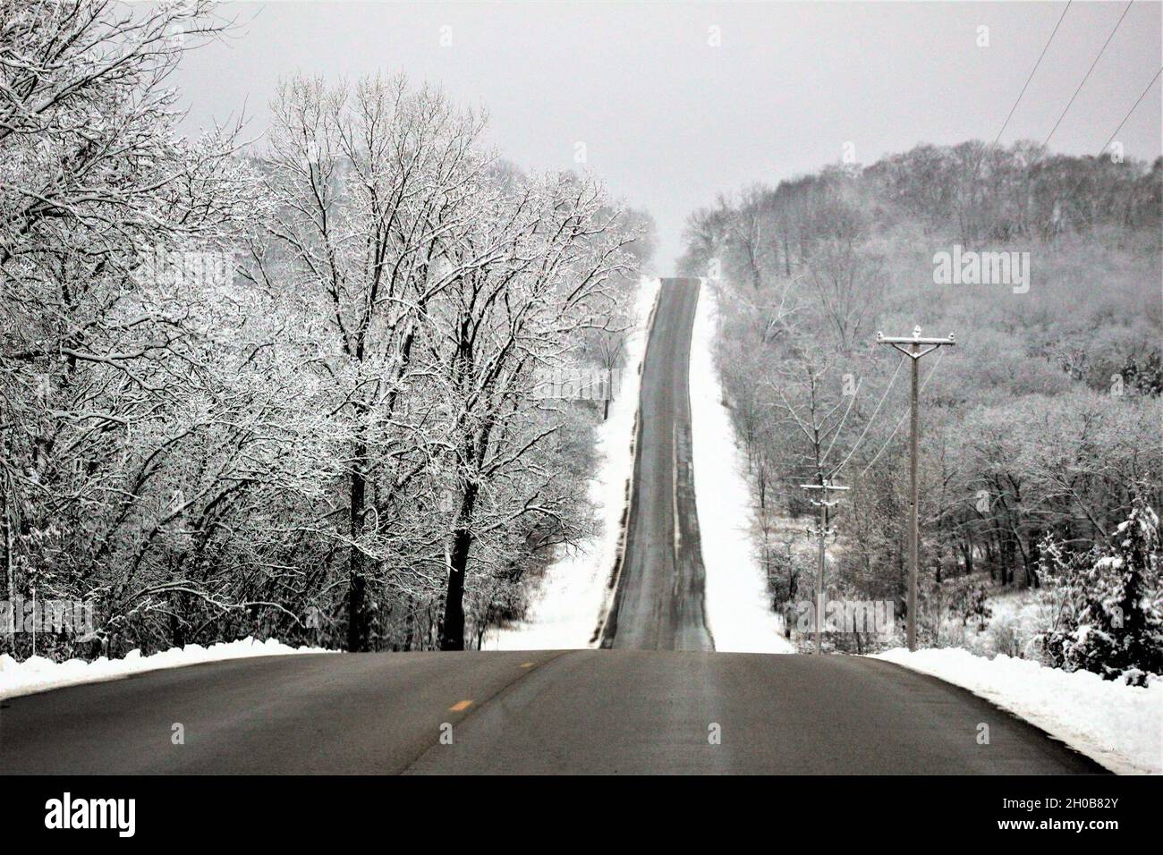 Une route de la zone d'entraînement est présentée le 15 janvier 2021, après une neige fraîche à fort McCoy, Wisconsin. Fort McCoy et Monroe County, Wisconsin, en moyenne 42 pouces de neige chaque année.Du début à la mi-janvier 2021, l'installation a reçu près d'un pied de neige.Situé au cœur du Midwest supérieur, fort McCoy est la seule installation de l'armée américaine dans le Wisconsin.L'installation a fourni un soutien et des installations pour la formation sur le terrain et en classe de plus de 100,000 militaires de tous les services presque chaque année depuis 1984.Pour en savoir plus sur fort McCoy, visitez https://home.army.mil/mccoy, sur Facebook b Banque D'Images