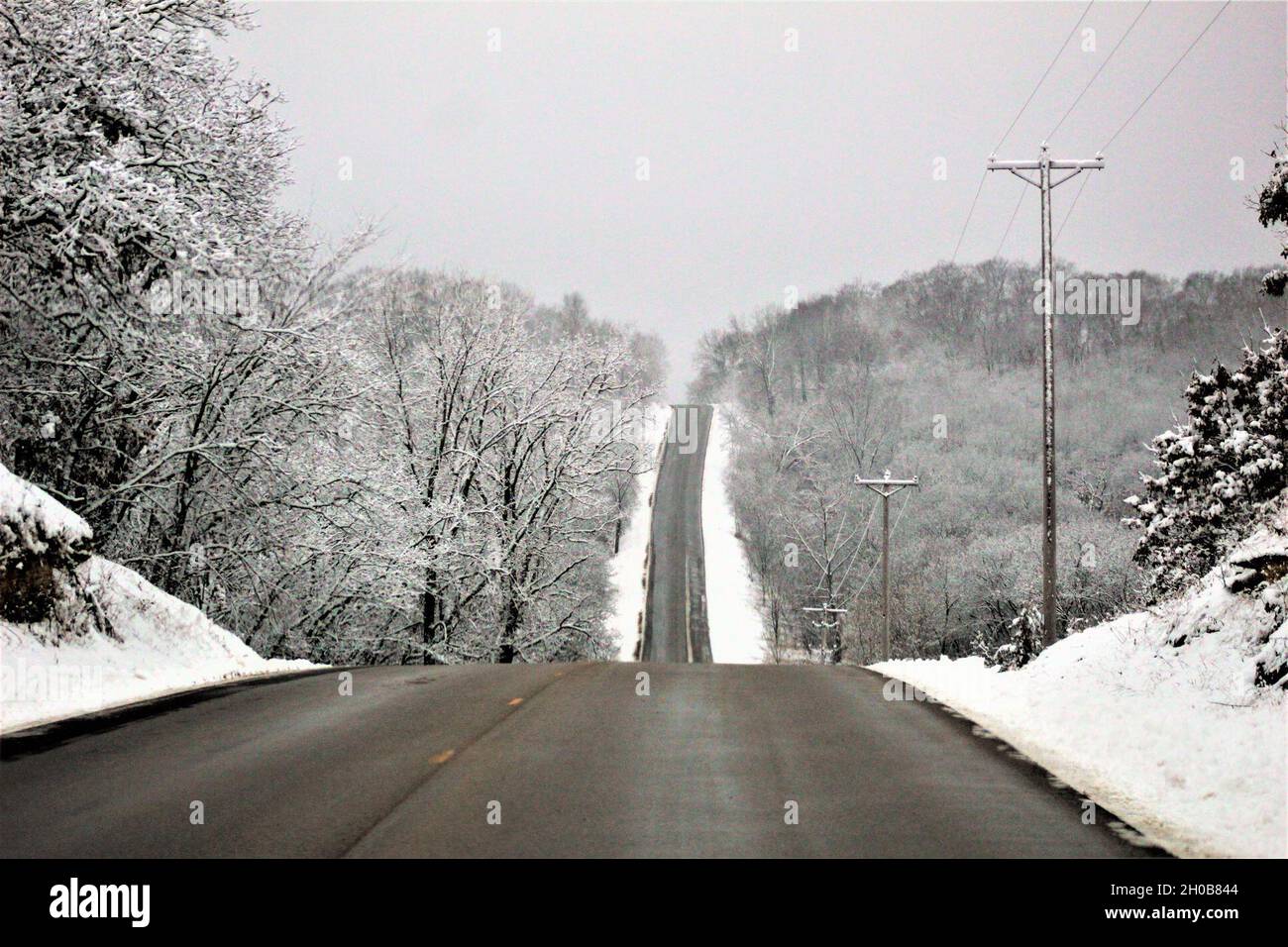 Une route de la zone d'entraînement est présentée le 15 janvier 2021, après une neige fraîche à fort McCoy, Wisconsin. Fort McCoy et Monroe County, Wisconsin, en moyenne 42 pouces de neige chaque année.Du début à la mi-janvier 2021, l'installation a reçu près d'un pied de neige.Situé au cœur du Midwest supérieur, fort McCoy est la seule installation de l'armée américaine dans le Wisconsin.L'installation a fourni un soutien et des installations pour la formation sur le terrain et en classe de plus de 100,000 militaires de tous les services presque chaque année depuis 1984.Pour en savoir plus sur fort McCoy, visitez https://home.army.mil/mccoy, sur Facebook b Banque D'Images