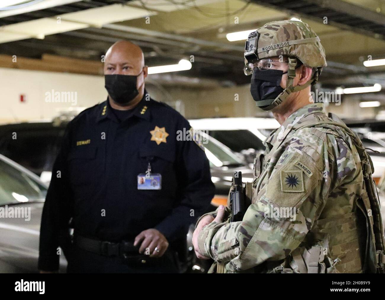 Le Colonel Robert Wooldridge de l'armée américaine, commandant adjoint de la 40e Division d'infanterie de la Garde nationale de Californie, parcourt les terrains du Capitole avec le Commissaire adjoint, Field, Rich Stewart de la patrouille routière de Californie, à Sacramento, en Californie, le 16 janvier 2021.Les troupes de la Garde californienne soutiennent les agences partenaires dans le cadre de la CHP, ce qui permet aux Californiens de rester en sécurité au milieu de troubles civils potentiels. Banque D'Images