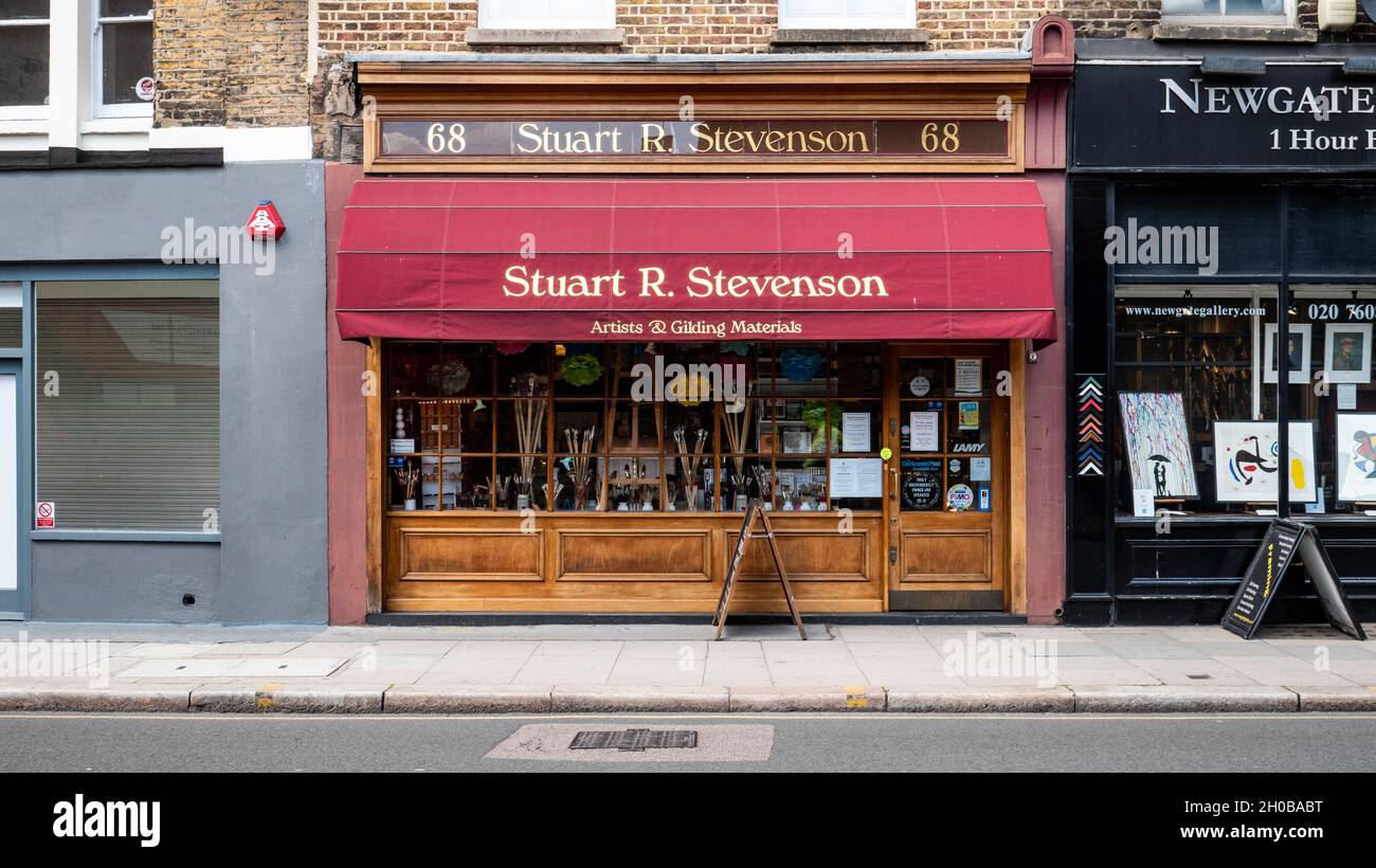 Boutique d'art, Londres.La façade et la fenêtre sont exposées à un magasin d'artistes traditionnels dans le centre de Londres. Banque D'Images