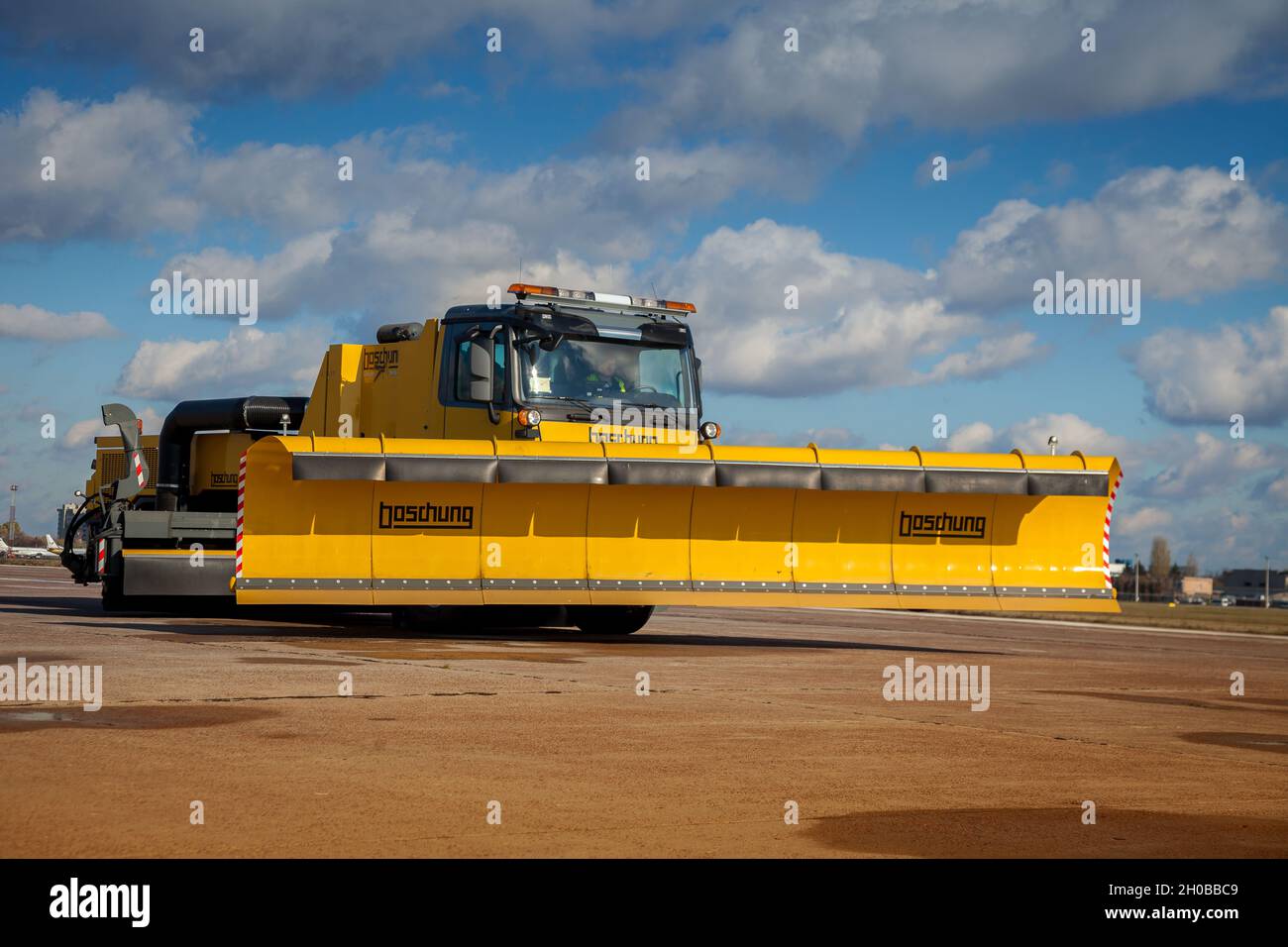 Kiev, Ukraine - 29 octobre 2019 : enlèvement de la neige DE BOSCHUNG JETBROOM 9600.Système de nettoyage de camion-benne multifonctionnel pour les aéroports et les autoroutes.Machines utilitaires - un camion avec une grande lame et un godet Banque D'Images