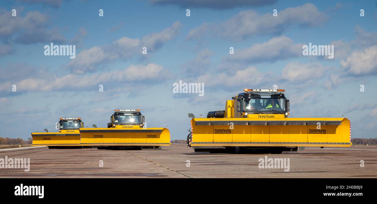 Kiev, Ukraine - 29 octobre 2019 : enlèvement de la neige DE BOSCHUNG JETBROOM 9600.Système de nettoyage de camion-benne multifonctionnel pour les aéroports et les autoroutes.Machines utilitaires - un camion avec une grande lame et un godet Banque D'Images
