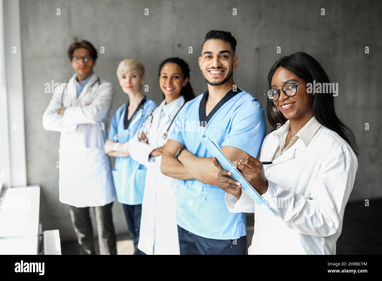 Équipe internationale de médecins ayant le breffage du matin Banque D'Images