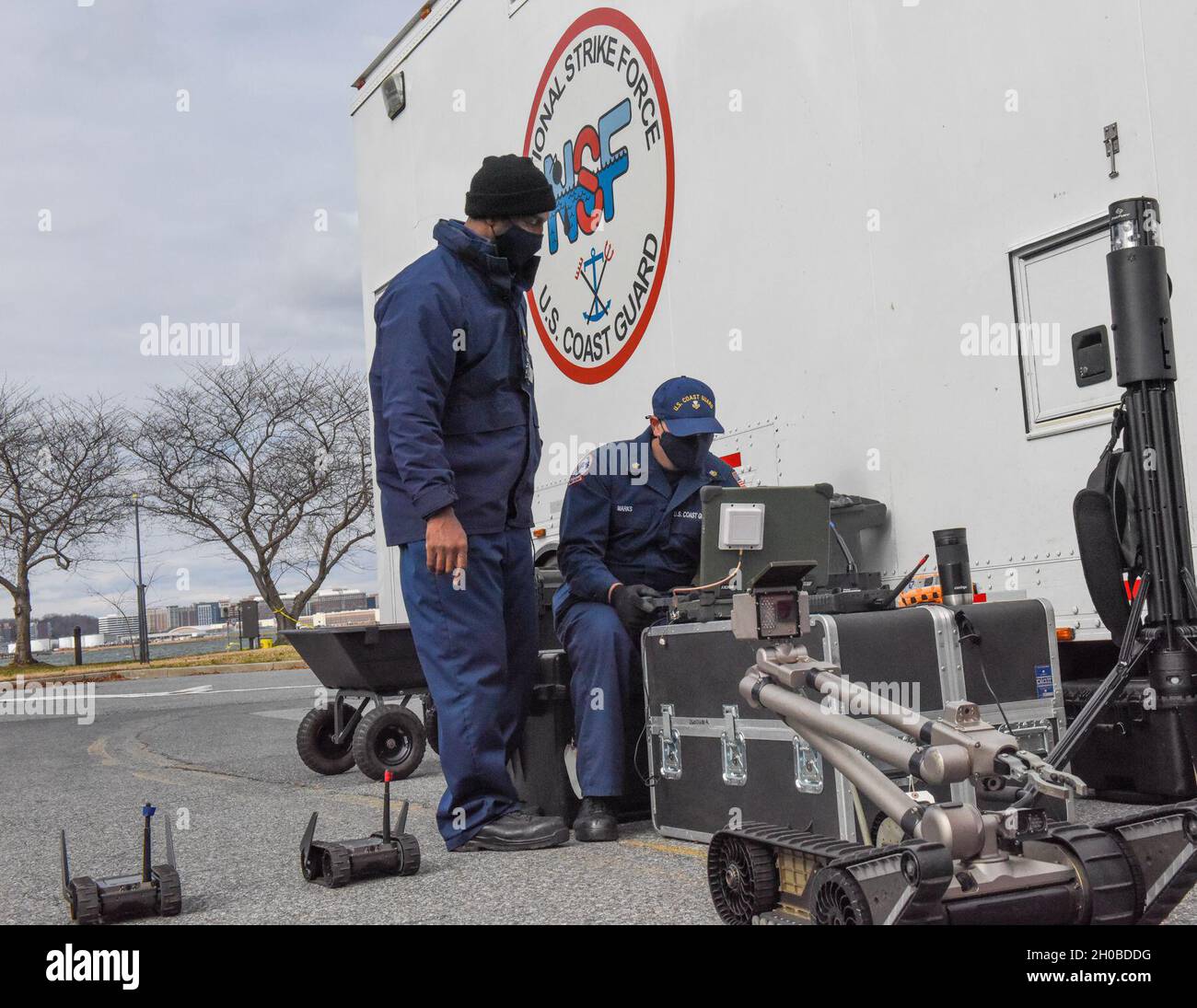 Officier de première classe Weldon James et maître de 1re classe Josh Marks, techniciens d'intervention de l'équipe de grève de l'Atlantique de la Force de grève nationale de la Garde côtière située à fort dix, N.J., pratiquent l'exploitation d'un robot militaire iRobot avant l'inauguration présidentielle de 2021 à la base conjointe Anasoctia-Bolling, Washington,18 janvier 2021.Le 24 septembre 2018, le ministère de la sécurité intérieure a désigné l'inauguration présidentielle comme un événement spécial récurrent sur la sécurité nationale.Les événements peuvent être désignés comme des ESN lorsqu'ils garantissent la protection complète, la gestion des incidents et la lutte contre le terrorisme c Banque D'Images