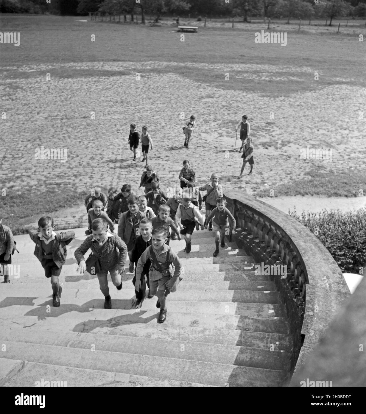 Jetzt wird's lebhaft ! Eine Gruppe kleiner Jungen besucht das Schloss Solitude à Stuttgart, Deutschland 1930er Jahre. Voici l'action : un groupe de petits garçons visiter le château de la Solitude à Stuttgart, Allemagne 1930. Banque D'Images