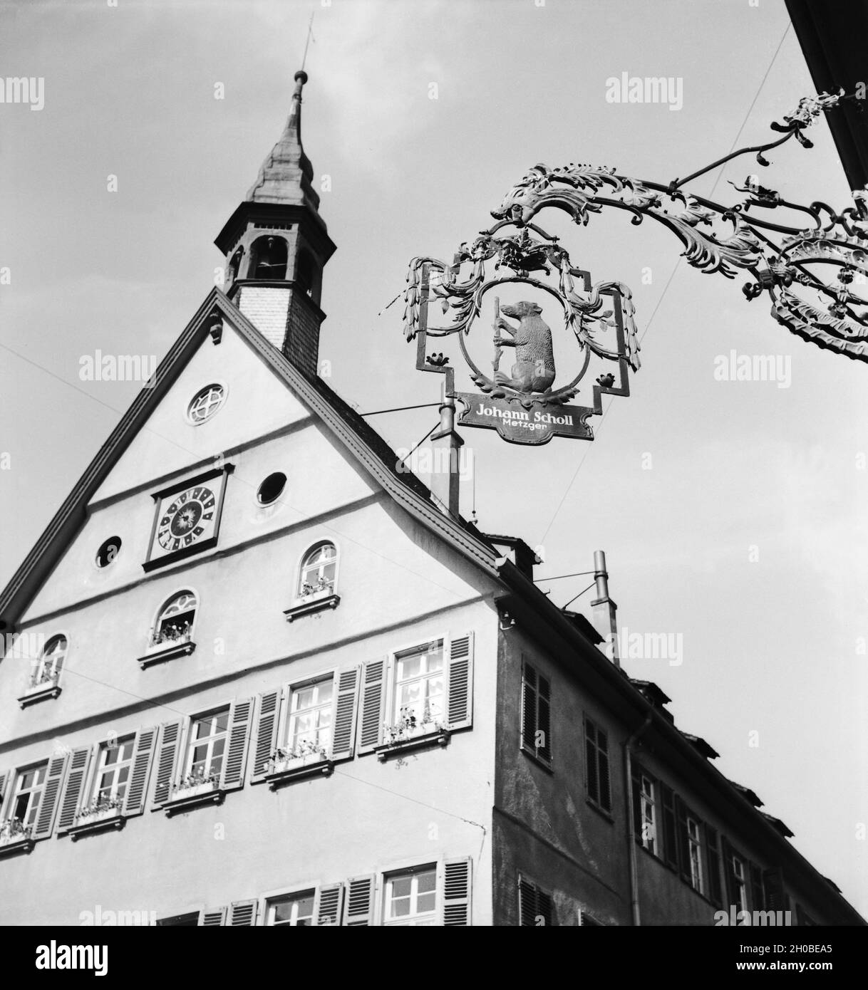 Das Rathaus von Cannstatt mit dem Schild der Metzgerei von Johann Scholl, Deutschland 1930er Jahre. L'hôtel de ville et le signe de Johann Scholl's butcher shop à Cannstatt, Allemagne 1930. Banque D'Images
