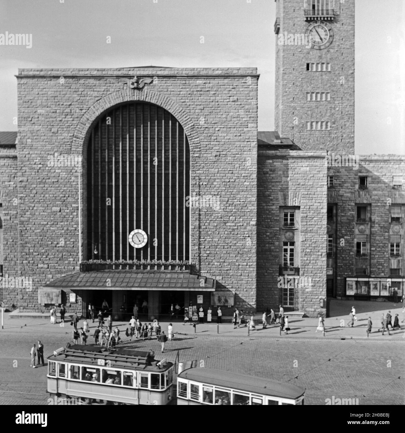 Straßenbahn und vor der Individualverkehr Bahnhofsturm Empfangshalle und dem am Hauptbahnhof à Stuttgart, Deutschand 1930er Jahre. Les trams et le trafic en face de la gare principale de Stuttgart, Allemagne 1930. Banque D'Images