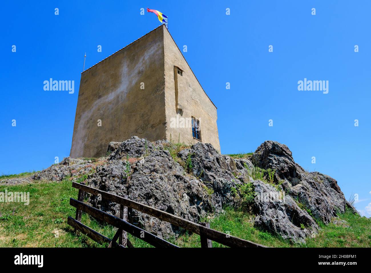 Citadelle de Rupea (Cetatea Rupea) après rénovation dans le comté de Brasov, dans la partie sud de la région de Transylvanie (Transilvania), Roumanie en été ensoleillé Banque D'Images