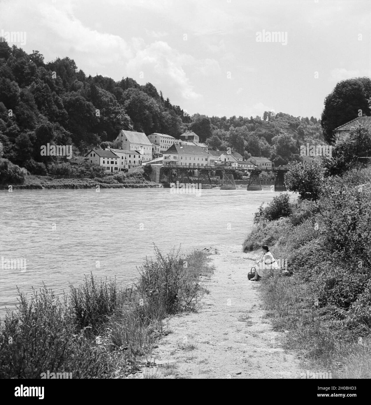 Blick auf den Fluß bei Salzach, Burghausen Deutschland 1930 er Jahre. Vue de Salzach à Burghausen, Allemagne 1930. Banque D'Images