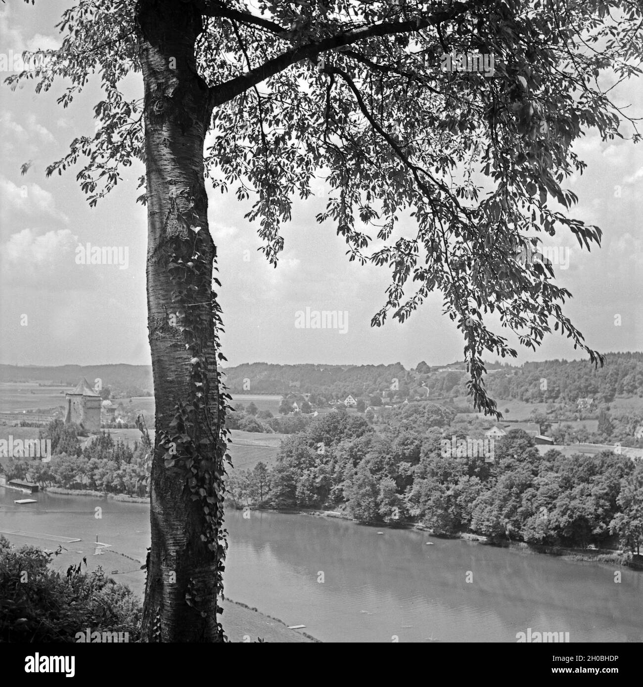 Blick auf den Fluß bei Salzach, Burghausen Deutschland 1930 er Jahre. Vue de Salzach à Burghausen, Allemagne 1930. Banque D'Images