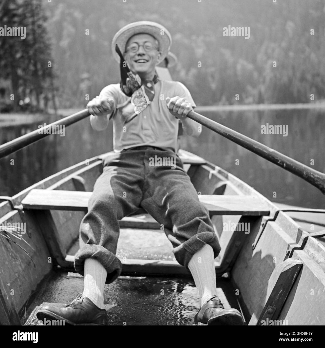 Ein Mann beim Rudern, Deutschland 1930er Jahre.Un homme dans un bateau à rames, Allemagne des années 1930. Banque D'Images