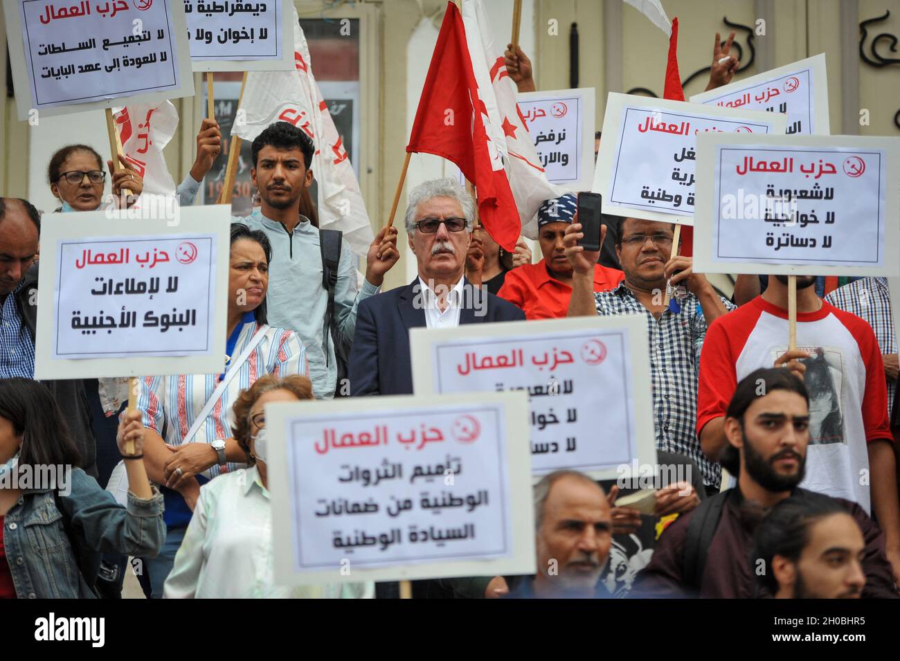 Non exclusif: TUNIS, TUNISIE - 9 OCTOBRE 2021: Le leader du Parti ouvrier tunisien Hamma Hammami , participe à une vigile criant des slogans 'No pop Banque D'Images