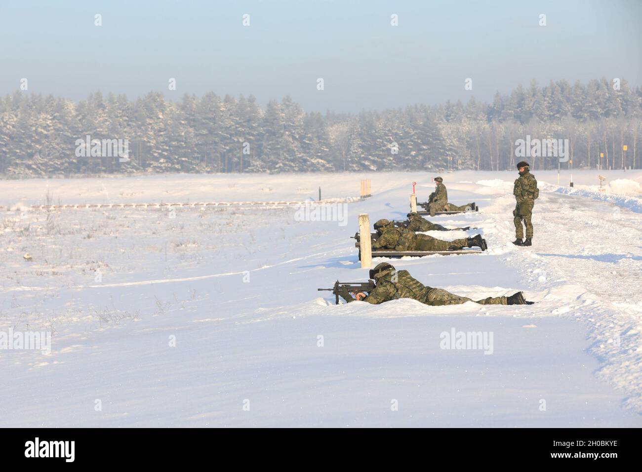 Les soldats de l'armée croate de l'OTAN ont renforcé leur présence avancée Groupe de combat-batterie du volcan de Pologne ont posé sur un terrain couvert de neige pendant une qualification d'armes le 19 janvier 2021 à Bemowo Piskie, en Pologne. Banque D'Images