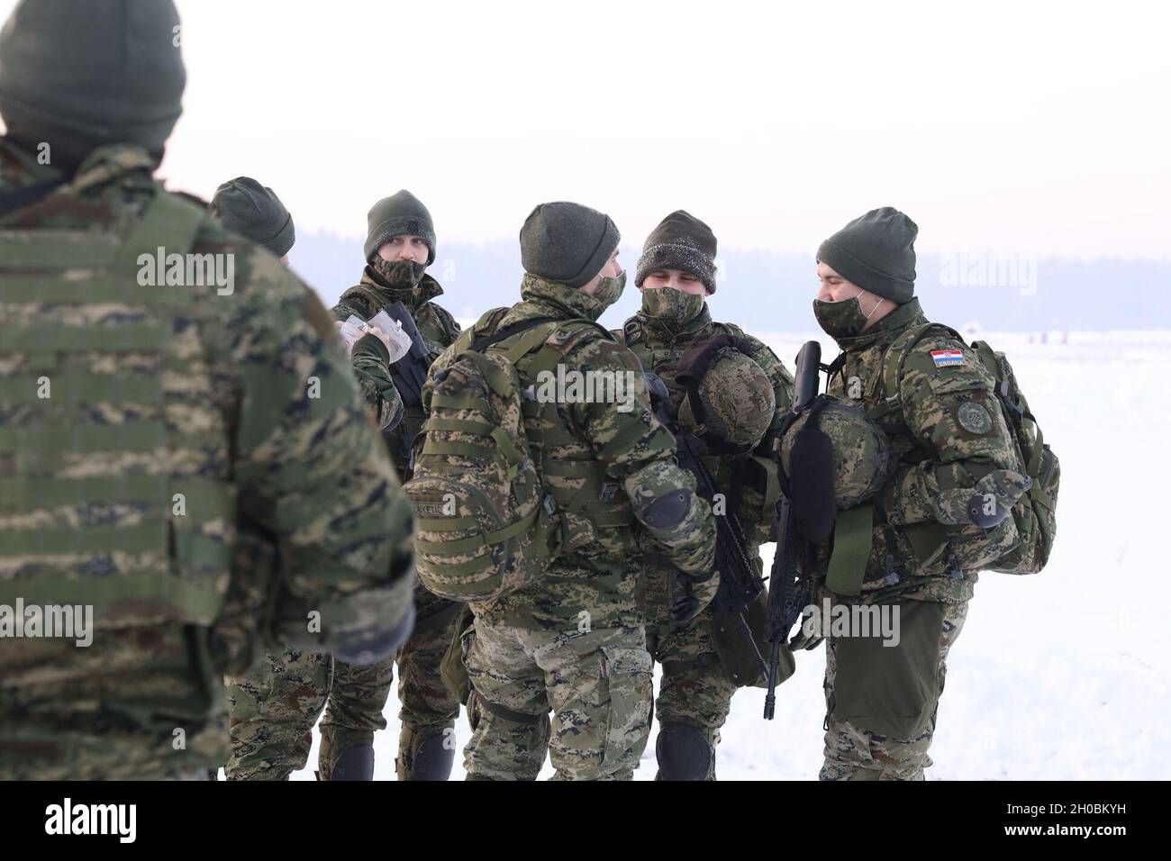 Les soldats de l'armée croate de l'OTAN ont renforcé leur présence avancée Groupe de combat-Pologne Volcano Battery posent alors qu'ils attendent de commencer le tir au pistolet pendant une période de qualification des armes le 19 janvier 2021 à Bemowo Piskie, Pologne. Banque D'Images