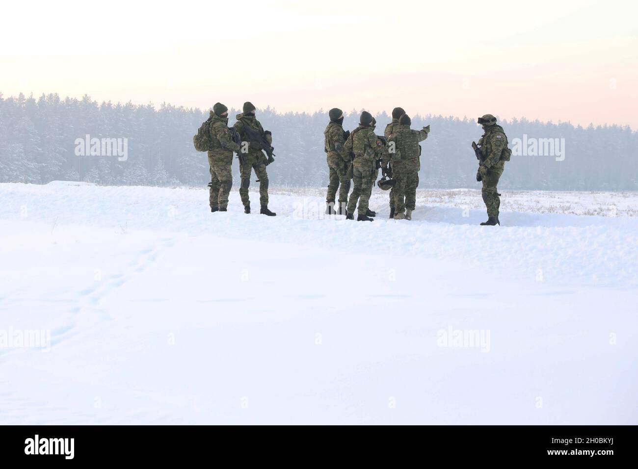 Les dirigeants de l'armée croate de l'OTAN ont renforcé la présence avancée Groupe de combat-Pologne Volcano Battery Survey un intervalle avant un intervalle de qualification d'armes le 19 janvier 2021 à Bemowo Piskie, Pologne. Banque D'Images