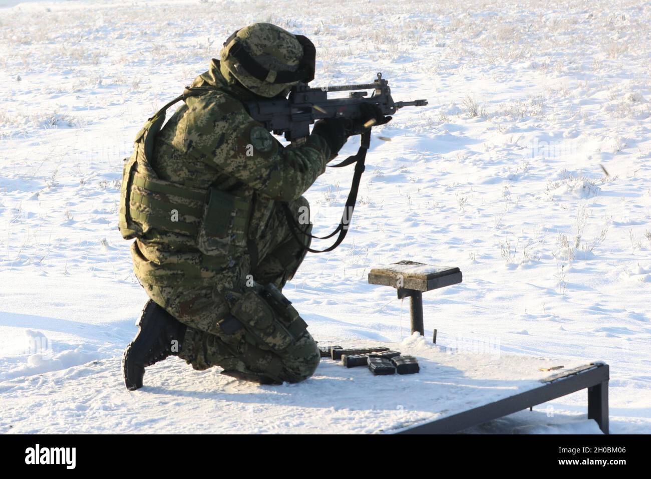 Le soldat de l'armée croate de l'OTAN a renforcé sa présence avancée Groupe de combat-Pologne Volcano Battery tire son fusil de la position à genoux pendant une période de qualification des armes le 19 janvier 2021 à Bemowo Piskie, Pologne. Banque D'Images