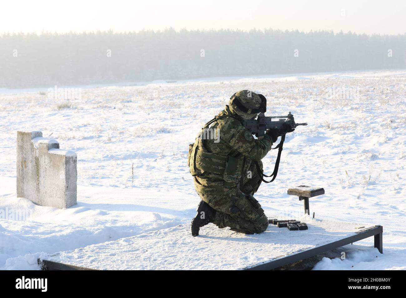 Les soldats de l'armée croate de l'OTAN ont renforcé leur présence avancée Groupe de combat-Pologne Volcano Battery posent alors qu'ils attendent de commencer le tir au pistolet pendant une période de qualification des armes le 19 janvier 2021 à Bemowo Piskie, Pologne. Banque D'Images