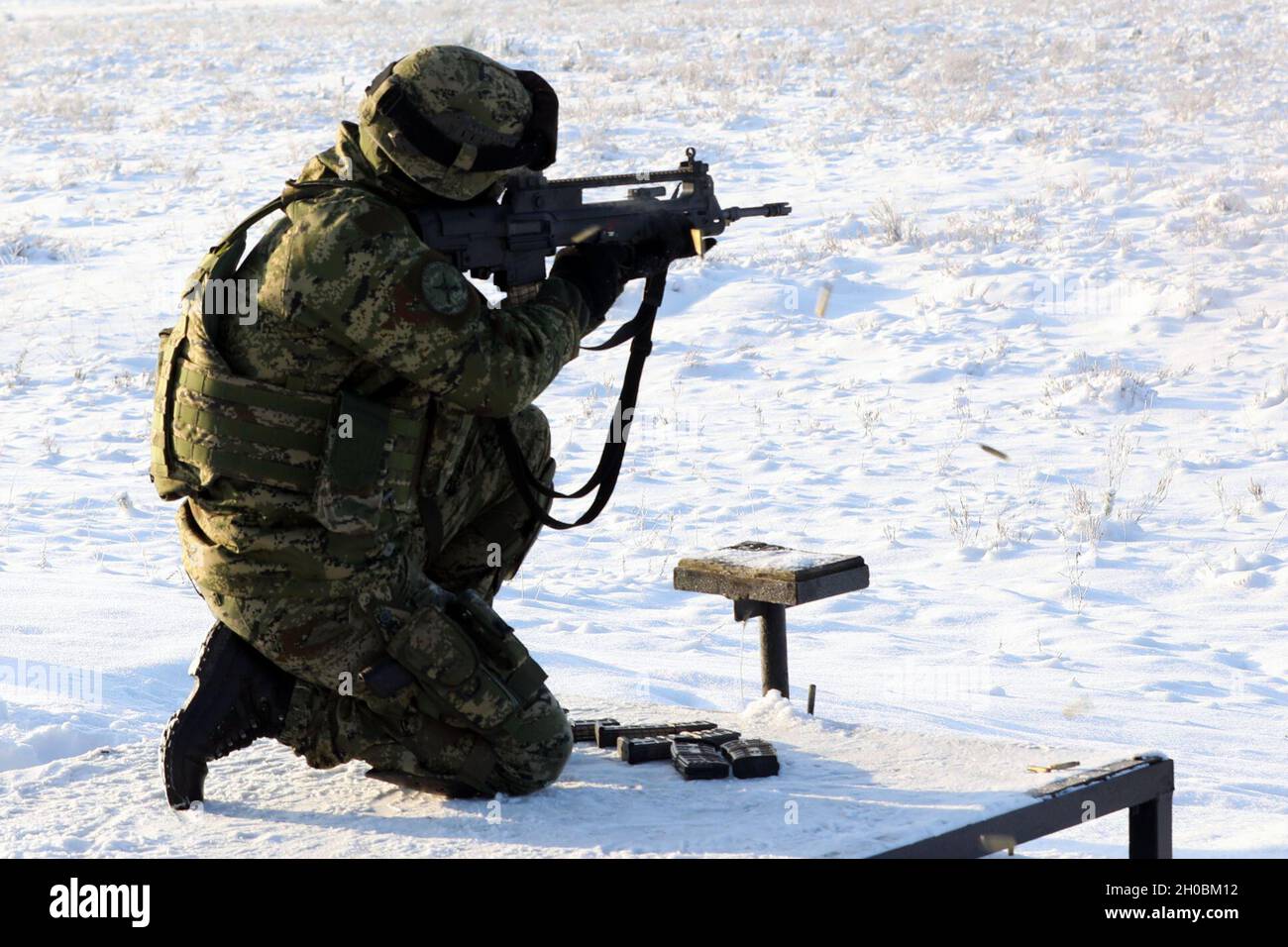 Les soldats de l'armée croate de l'OTAN ont renforcé leur présence avancée la batterie du volcan Pologne du Groupe de combat tire son fusil de la position de genou pendant une période de qualification le 19,2021 janvier à la zone d'entraînement de Bemowo Piskie, en Pologne. Banque D'Images