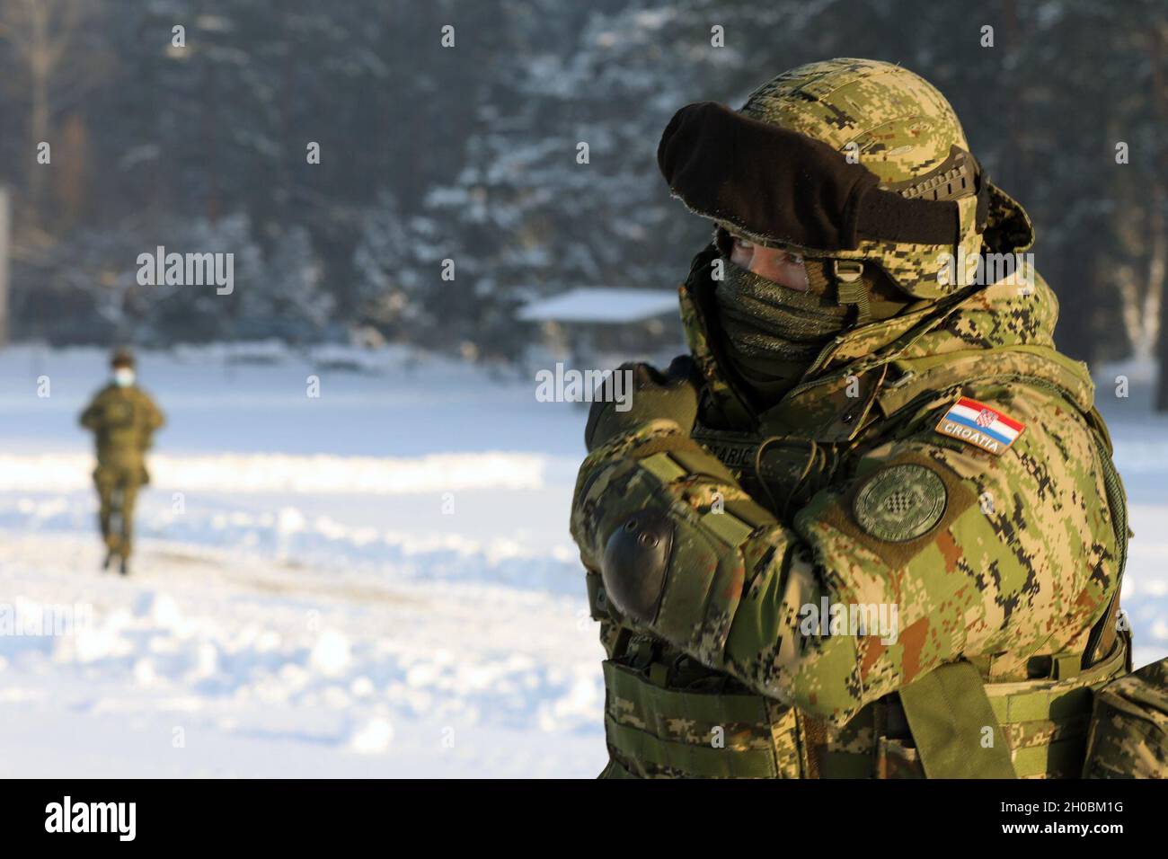 Le soldat de l'armée croate de l'OTAN a renforcé sa présence avancée la batterie du volcan Pologne du Groupe de combat se trouve sur le terrain lors d'une qualification d'armes le 19 janvier 2021 à Bemowo Piskie, en Pologne. Banque D'Images