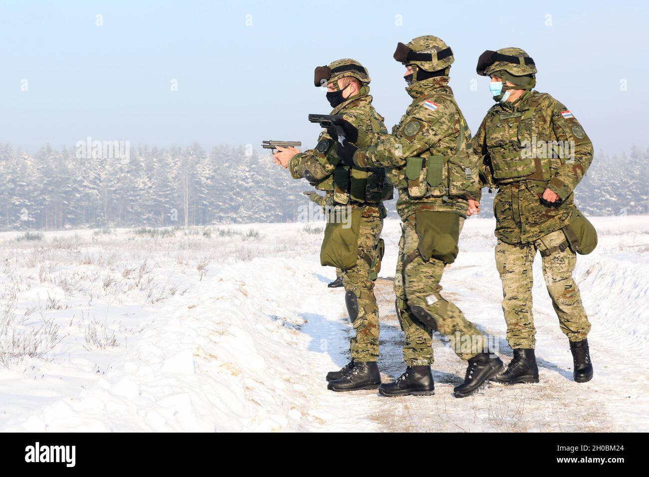 Les soldats de l'armée croate de l'OTAN ont renforcé leur présence avancée Groupe de combat-volcan Pologne pistolets à batterie au cours d'une période de qualification d'armes le 19 janvier 2021 à Bemowo Piskie, Pologne. Banque D'Images