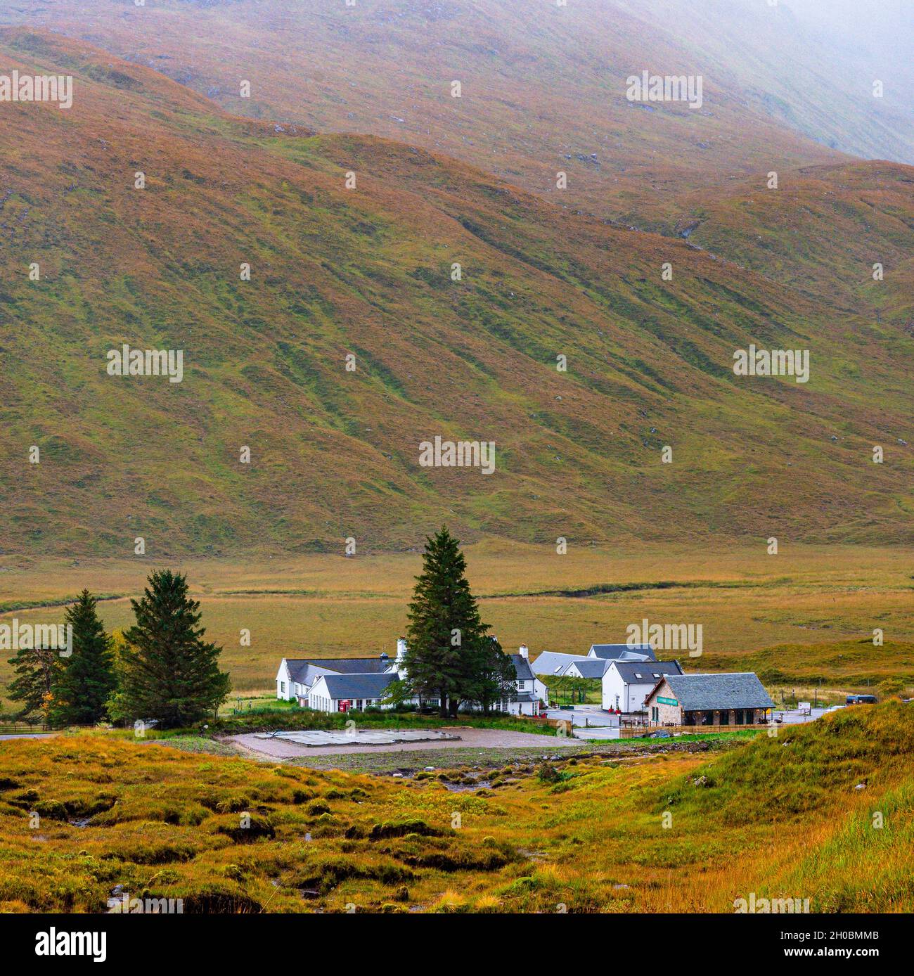 The Cluanie Inn, Loch Cluanie, Glen Shiel, Scottish Highlands - route vers Skye A87, Écosse Royaume-Uni Banque D'Images