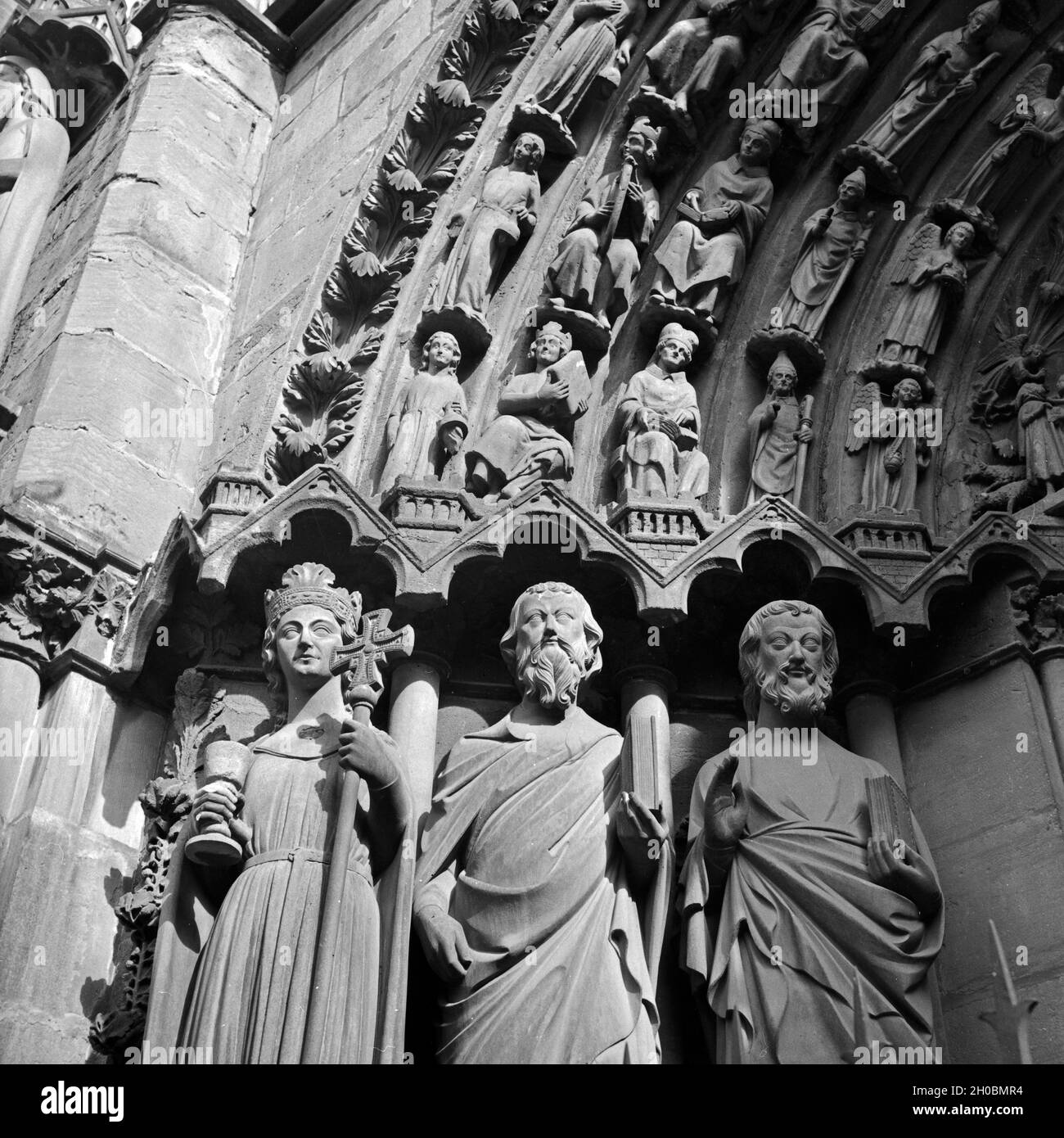 Heiligenfiguren détails und am Portal der Liebfrauenkirche à Trèves, Deutschland 1930 er Jahre. Plus de détails et de sculptures de saints dans l'église porte de l'église de Notre Dame à Trier, Allemagne 1930. Banque D'Images