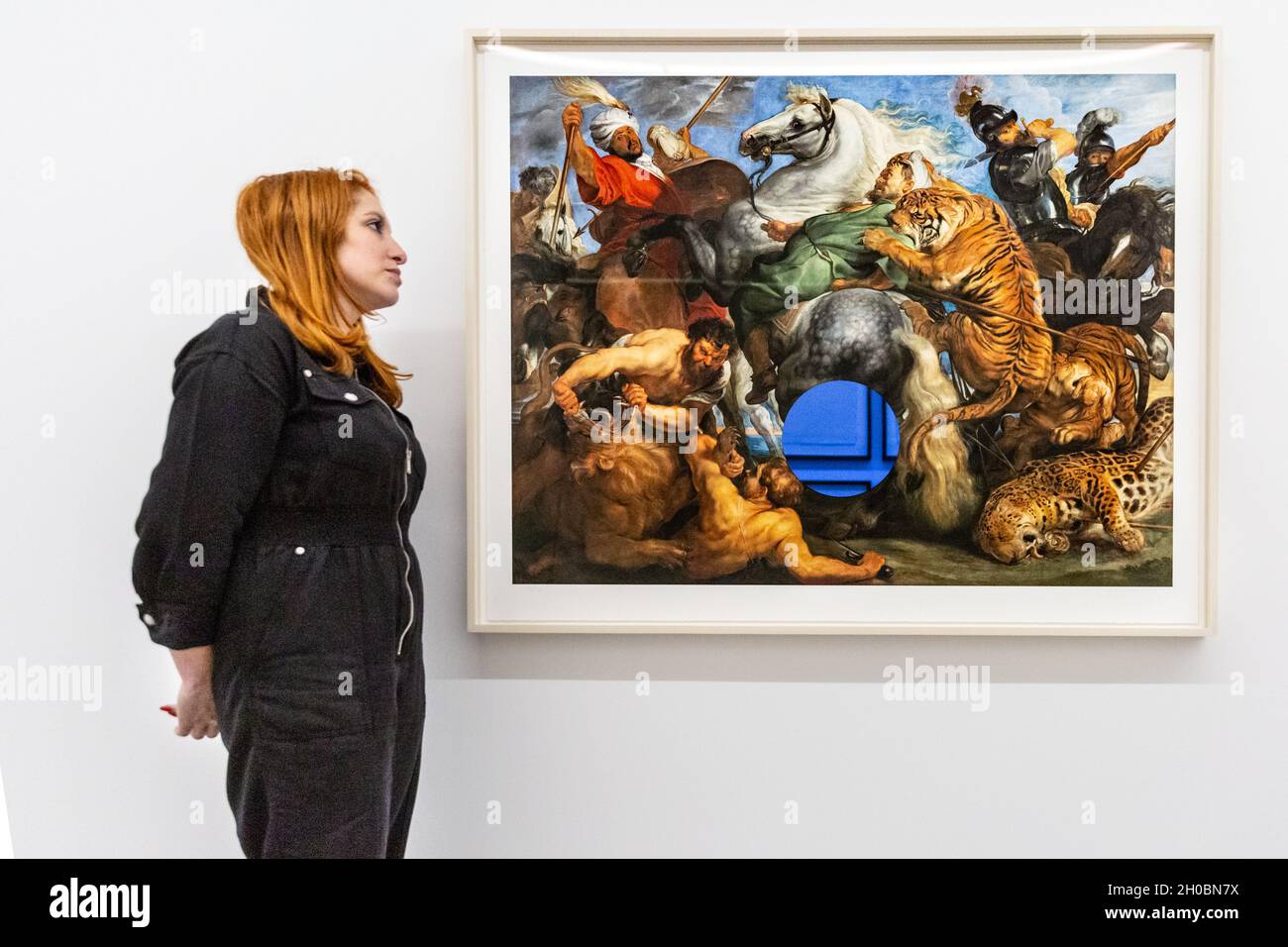 Londres, Royaume-Uni.12 octobre 2021.Un employé de galerie avec 'regarder ball (Rubens Tiger Hunt)', par Jeff Coons (2017).Jeff Koons et Cy Twombly :Primal Gestures s'ouvre à la Bastian Gallery de Mayfair, une exposition qui réunit une association très inhabituelle de deux géants de l'art d'après-guerre mettant en évidence deux pratiques apparemment opposées, l'exposition expose le riche lexique visuel de Twombly, qui associe la réalisation de marques et l'abstraction gestuelle à la nature réductrice des fabrications machine de Koons.Credit: Imagetraceur/Alamy Live News Banque D'Images