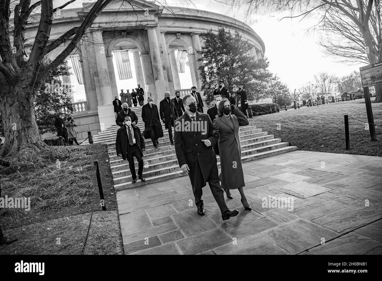 Le vice-président Kamala Harris et le deuxième gentlemen Douglas Emhoff quittent le cimetière national d'Arlington, le 20 janvier 2020.Le président Joseph Biden, Jr. Et Harris ont participé à une cérémonie de dépôt de couronne des Forces armées présidentielles à la tombe du soldat inconnu du cimetière national d'Arlington.Étaient présents les anciens présidents Barack H. Obama, George W. Bush, William J. Clinton, et les anciennes premières dames Michelle Obama, Laura Bush et l'ancienne secrétaire d'État Hillary Clinton.La cérémonie a été organisée par le général de division Omar Jones IV de l'armée américaine, commandant général de la Force opérationnelle interarmées nationale Banque D'Images