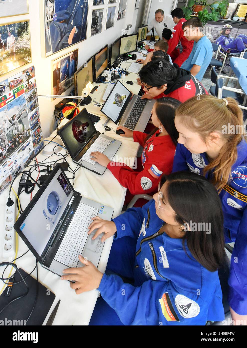 01 octobre 2021, Saxe, Leipzig: Cosma, étudiante de 14 ans (2e de droite) apprend à propos des logiciels d'ingénierie de l'étudiante mexicaine en aérospatiale Daniela (à droite) de l'Université aéronautique de Querétaro à l'école Jesco von Puttkamer.Les étudiants de l'échange passeront trois mois à l'Institut international d'éducation spatiale, prenant part à des ateliers quotidiens sur des sujets allant des voyages dans l'espace, en travaillant avec des logiciels d'ingénierie et en étudiant et en orientation professionnelle dans l'ingénierie.En même temps, ils aident à préparer l'équipe de Leipzig, qui comprend Cosma, pour l'année prochaine NASA Human Expl Banque D'Images