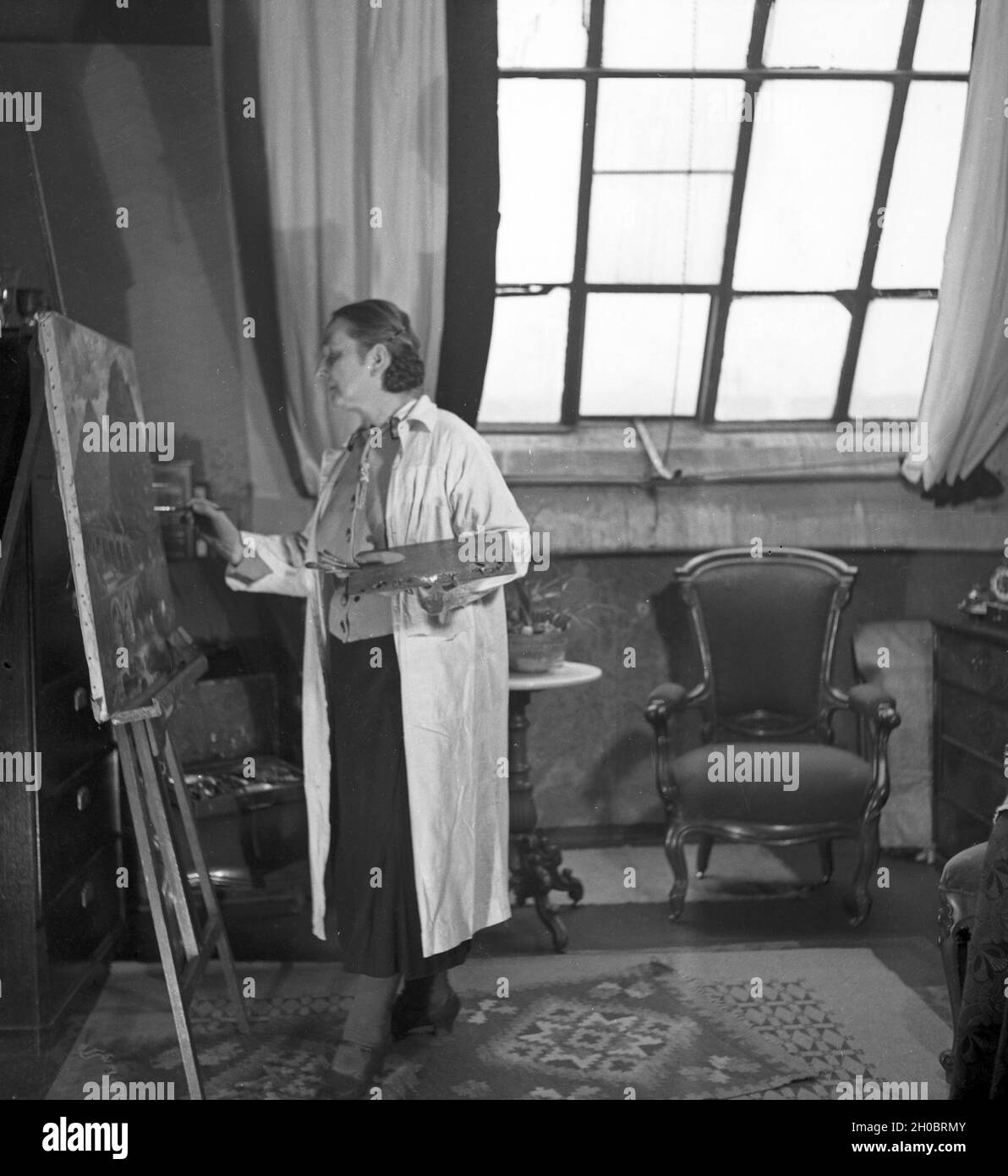 Eine Künstlerin in in ihrem atelier, Deutschland 1930er Jahre.Une artiste féminine à son atelier, Allemagne des années 1930. Banque D'Images