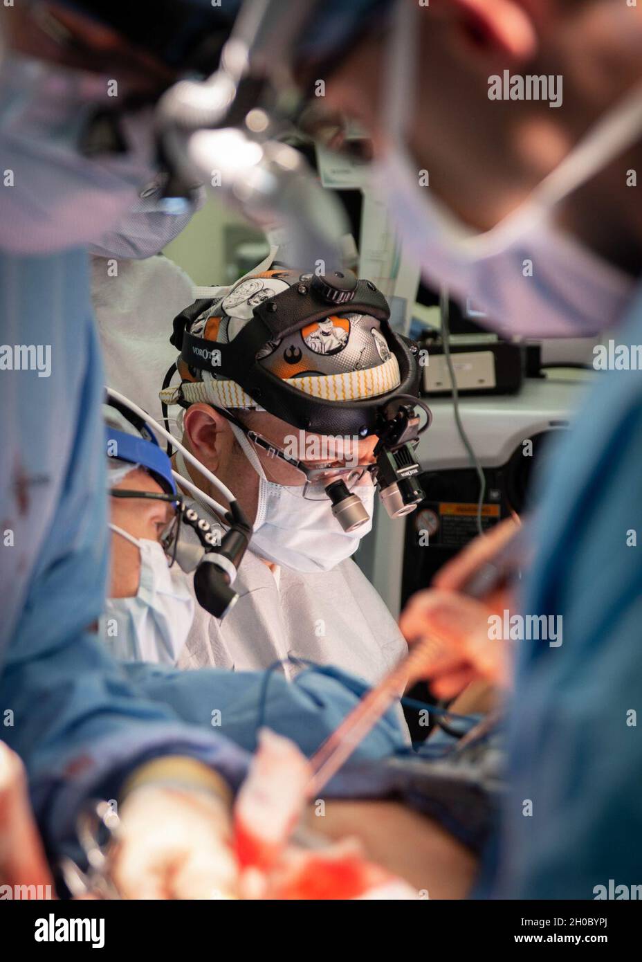 210120-N-DA693-1381 SAN DIEGO (JANV20, 2021) Cmdrs.Eamon O’Reilly (au centre à gauche) et Yan Ortiz-Pomales, tous deux chirurgiens plasticiens affectés au département de chirurgie plastique du Centre médical naval de San Diego (NMCSD), travaillent pour récolter le péroné d’un patient lors d’une reconstruction immédiate de la mâchoire avec des dents imprimées en 3D dans l’une des salles d’opération du NMCSD le 20 janvier.L’intervention a été réalisée par des équipes des services de chirurgie buccale et maxillofaciale, de chirurgie plastique et d’otolaryngologie de l’hôpital.La chirurgie comprenait non seulement l’élimination du cancer, mais aussi la reconstruction d’une mâchoire à l’aide d’une section de celle du patient Banque D'Images