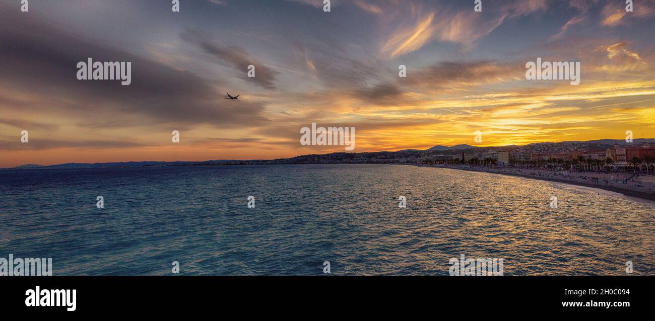 Beau coucher de soleil sur la plage près de la Promenade des Anglais à Nice France Banque D'Images