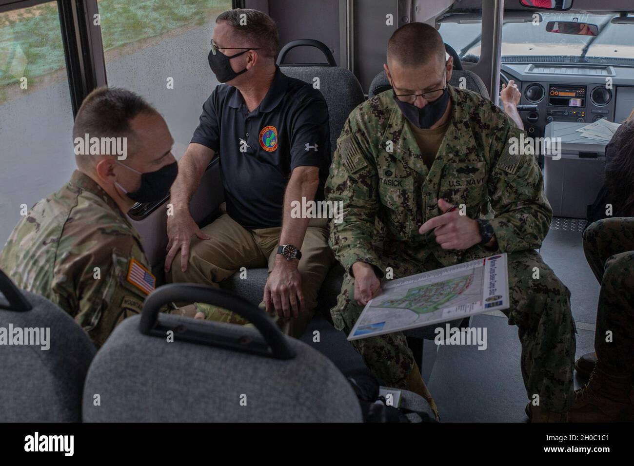 Le capitaine de la Marine américaine Steven Stasick, l'officier responsable du commandant de la construction, à droite, présente un mémoire sur les progrès de la construction du camp Blaz de la base du corps des Marines (MCB) au Brig de l'armée américaine.Général Jered Helwig, directeur du commandement américain Indo-Pacific de la logistique et de l'ingénierie, 21 janvier 2021.La visite au camp Blaz du MCB comprenait des réunions avec le leadership et le personnel clé, ainsi qu'une visite des installations et des sites de construction du MCB Camp Blaz. Banque D'Images