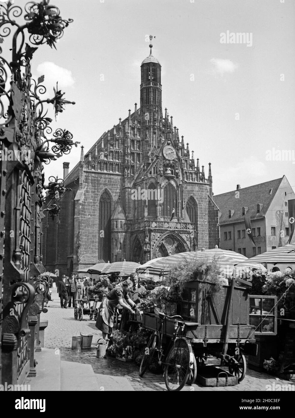 Auf dem Marktständen Markttag mit la Hauptmarkt vor dem Rathaus à Nürnberg, Allemagne Allemagne Années 1930 er Jahre. Jour de marché sur le marché principal en face de l'hôtel de ville de Nuremberg, Allemagne 1930. Banque D'Images