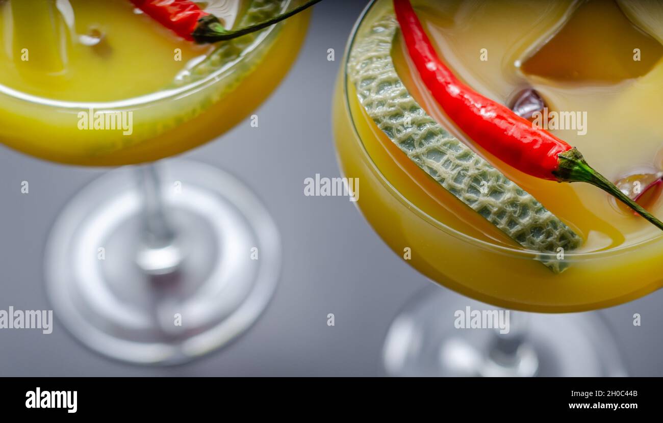 Un cocktail de vacances à base de vodka, de liqueur, de melon frais et de  piment rouge pour les yeux d'oiseaux, une boisson rafraîchissante préparée  par un barman, en été Photo Stock -