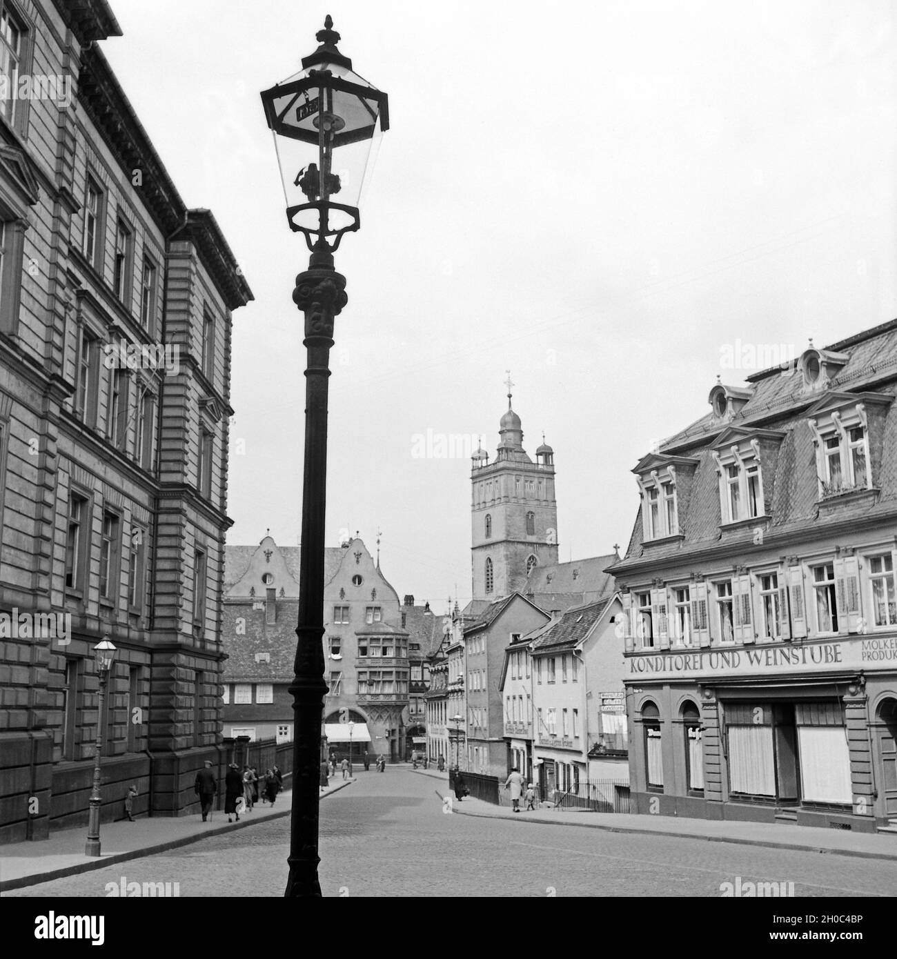 Straßenszene à Darmstadt mit Blick auf die Stadtkirche, Deutschland 1930 er Jahre. Scène de rue à Darmstadt avec vue sur église Stadtkirche, Allemagne 1930. Banque D'Images