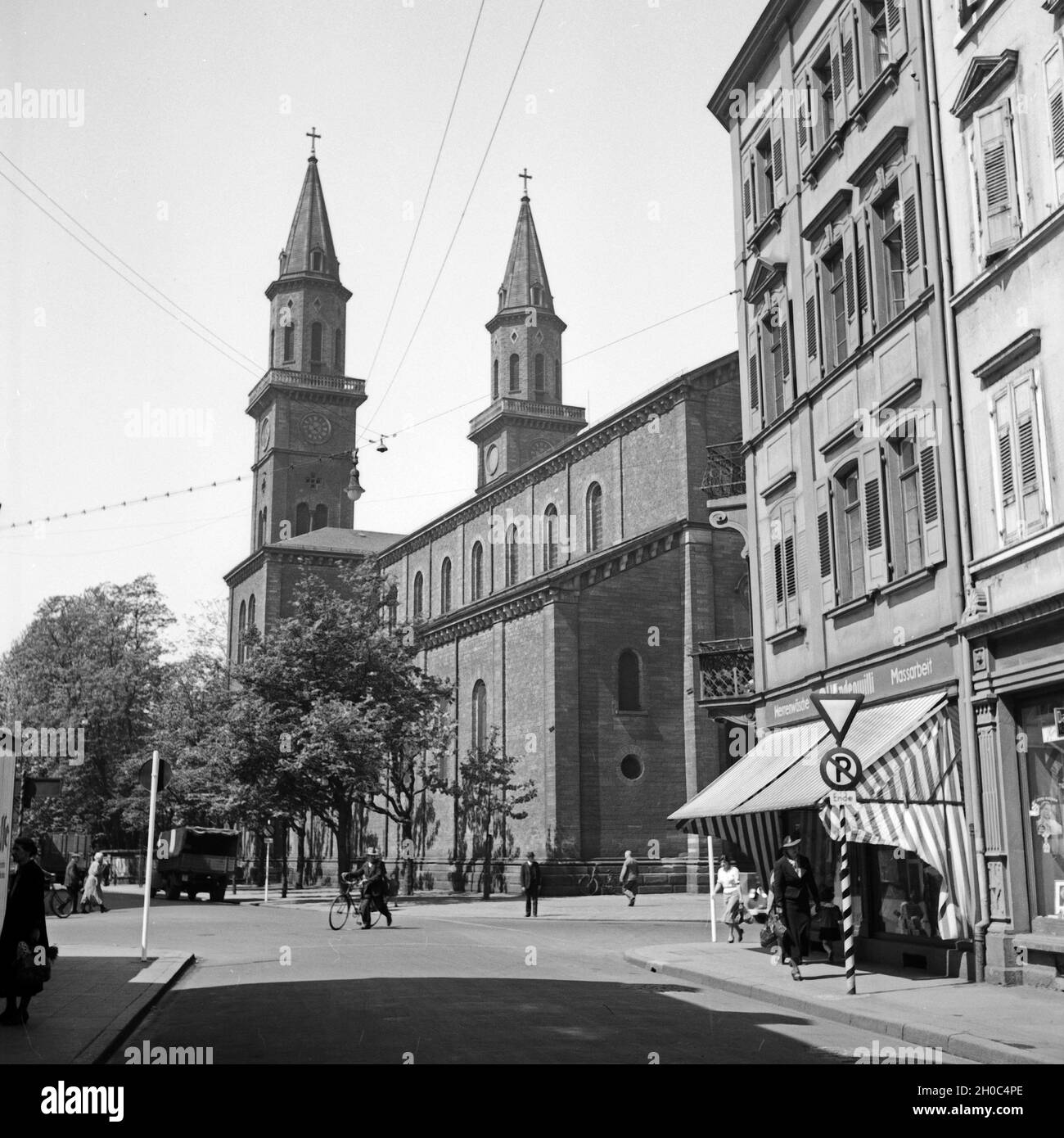 Die Kirche St. Ludwig an der Ecke la Bismarckplatz Wredestraße und ist die älteste Katholische Kirche in Deutschland, Ludwigshafen er Jahre 1930. L'église Saint Louis est la plus ancienne église catholique romaine de Ludwigshafen, Allemagne 1930. Banque D'Images