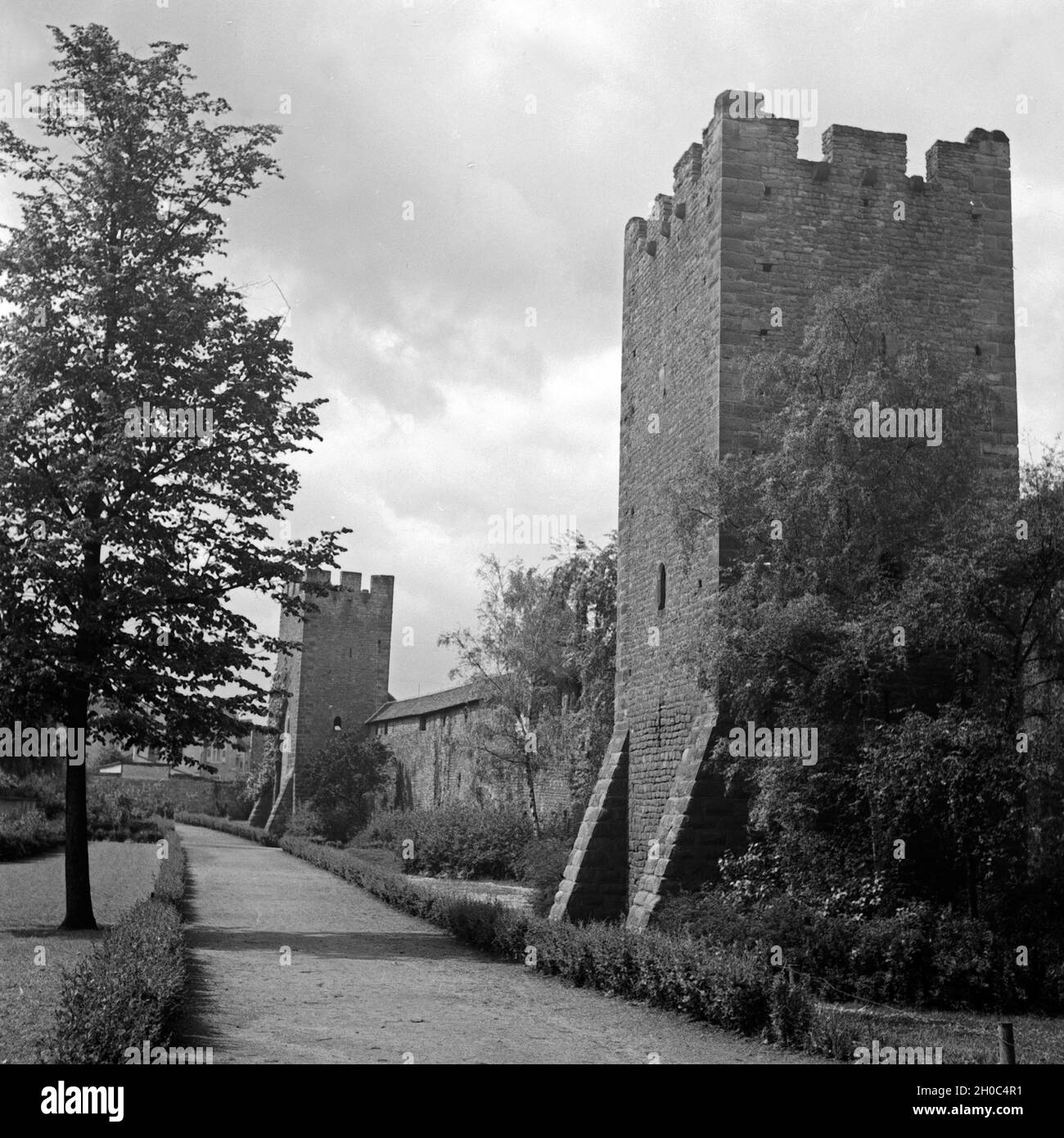 Pièces détachées und der alten Stadtmauer von Wachtürme vers, Deutschland 1930 er Jahre. Pièces et watchouts à l'ancien mur de la ville de Worms, Allemagne 1930. Banque D'Images
